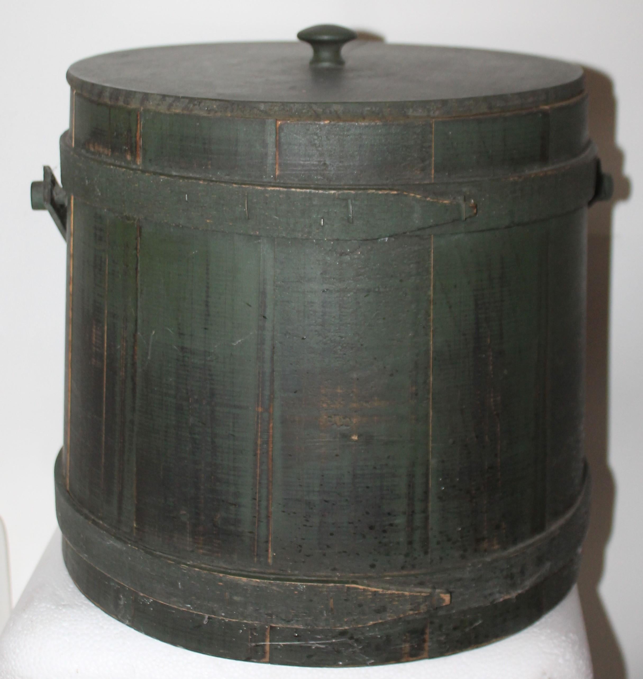 This folky original green painted furkin or sugar bucket has the original lid. It is in very good condition.
