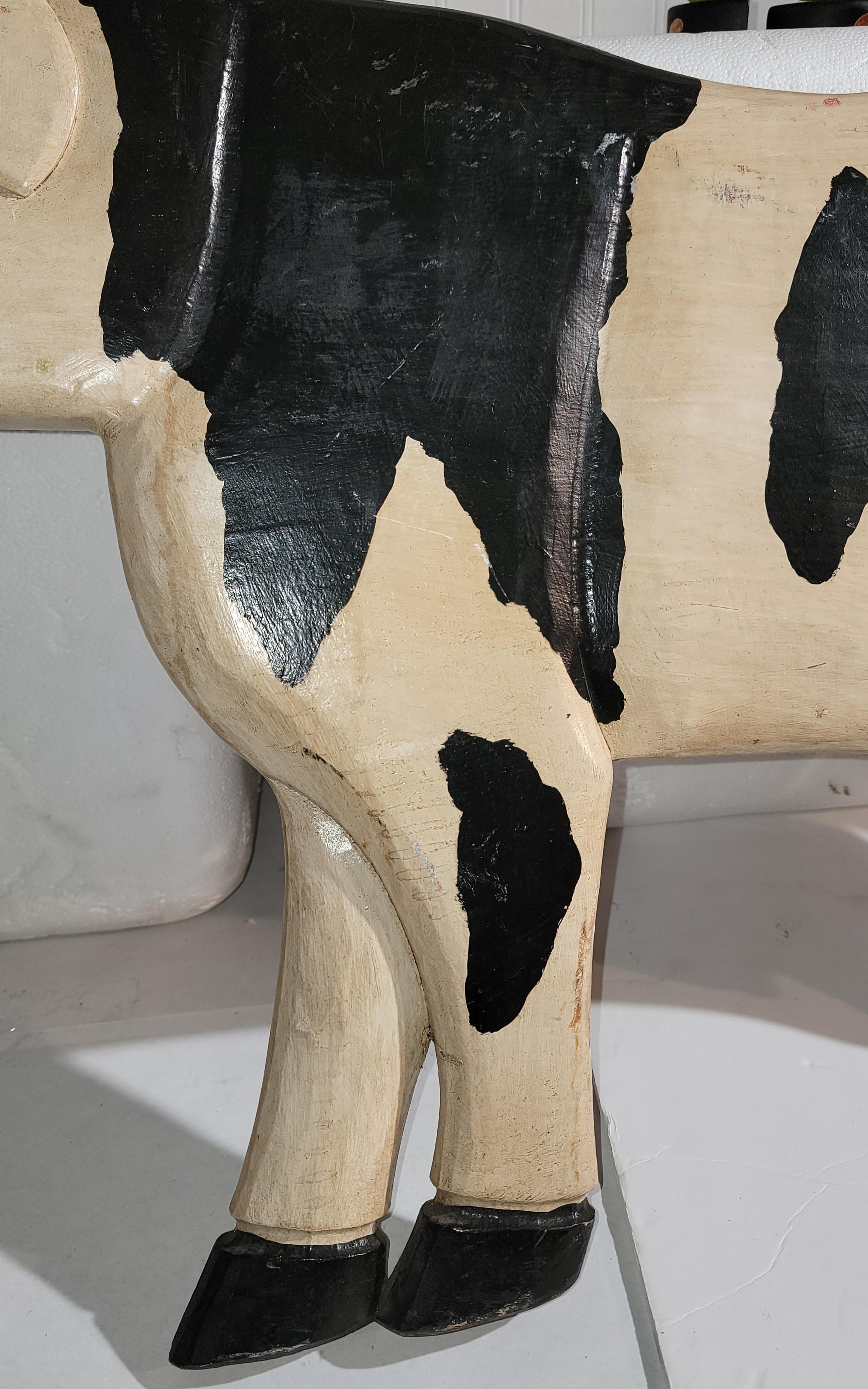Américain Enseigne commerciale Folky Cow, sculptée à la main   en vente
