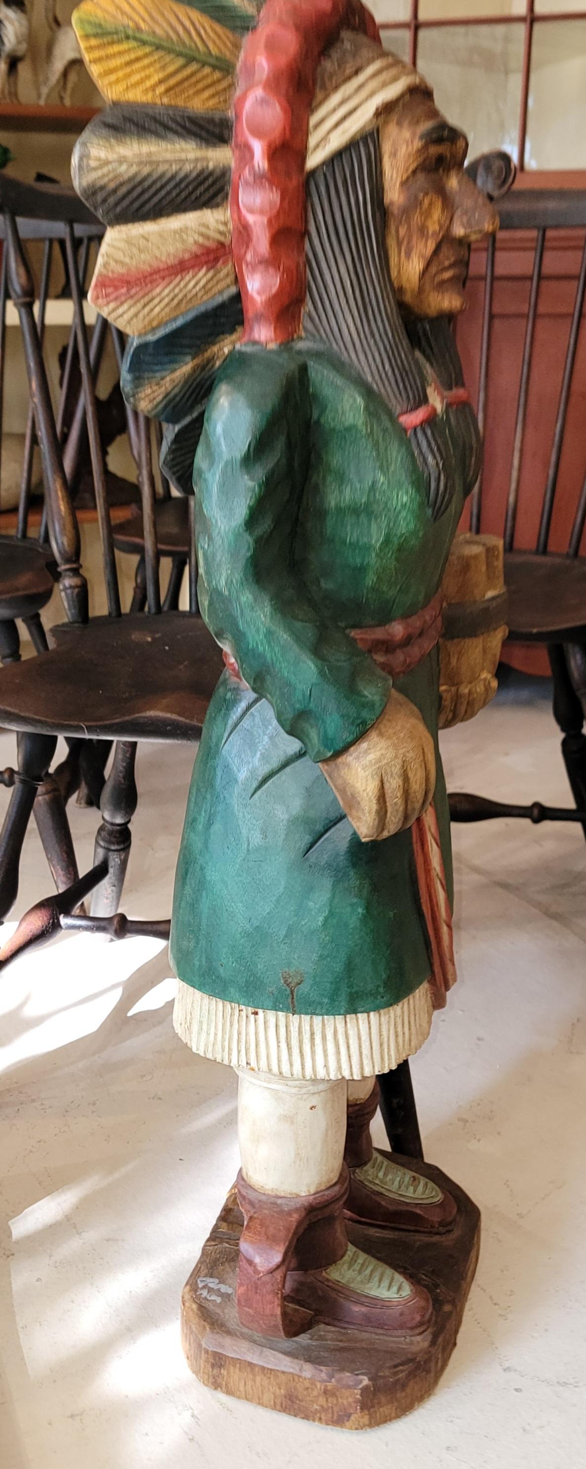 Este folclórico indio de cigarral tallado y pintado a mano es un indio de sobremesa o de mostrador. la pintura es una capa de pintura, típica de estos indios de mostrador de cigarral, que se repintan una y otra vez. el estado es muy bueno, con