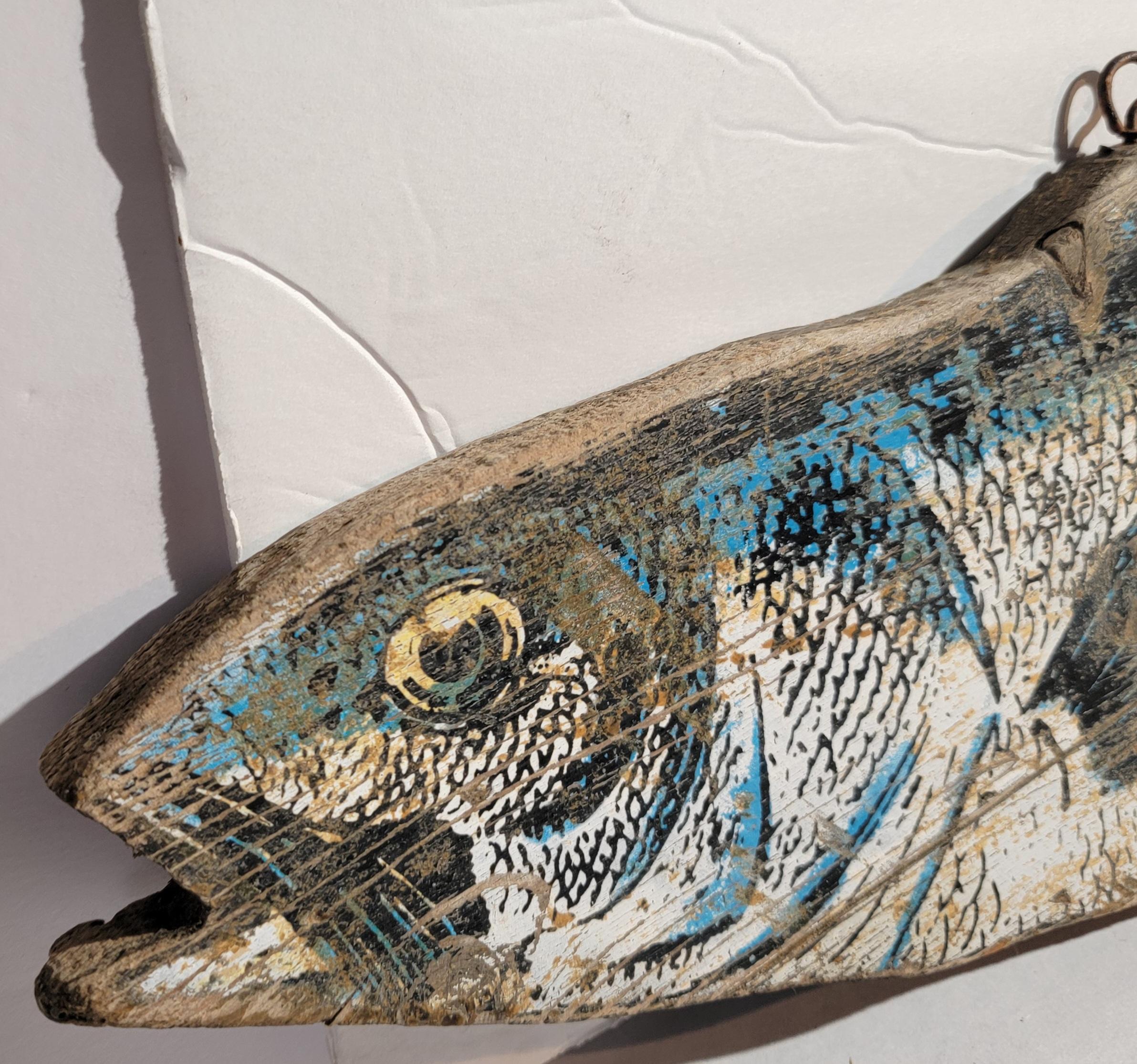 Folky Hand geschnitzt & gemalt Fisch Zeichen (amerikanisch) im Angebot
