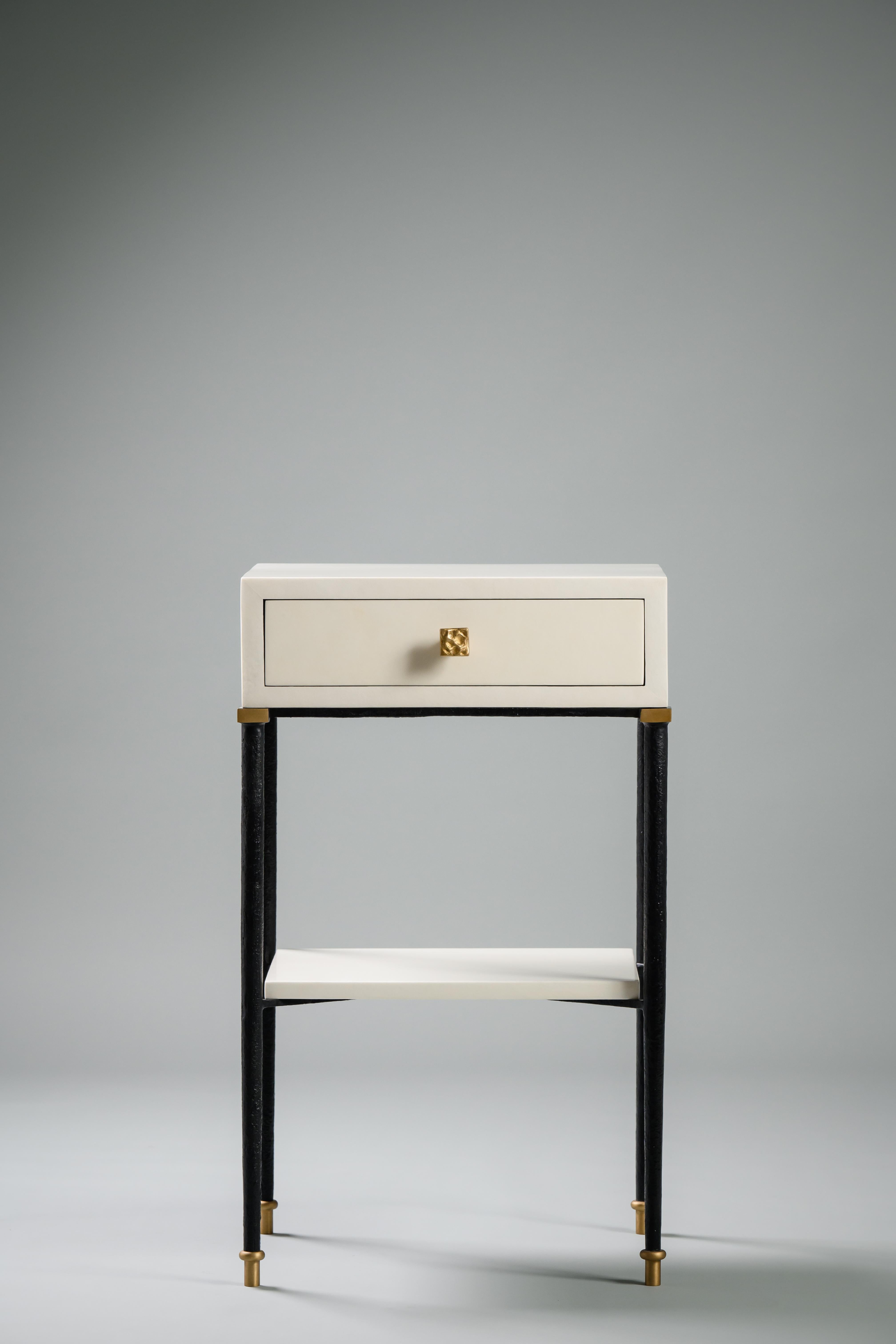 Elegante comodino dai dettagli superbi, realizzato su ordinazione da Elan Atelier. Dieci settimane di produzione più la spedizione internazionale.

Dimensioni:
L 19,4 P 16,9 H 31,8 POLLICI
L 49,5 P 43,0 H 81,0 CM