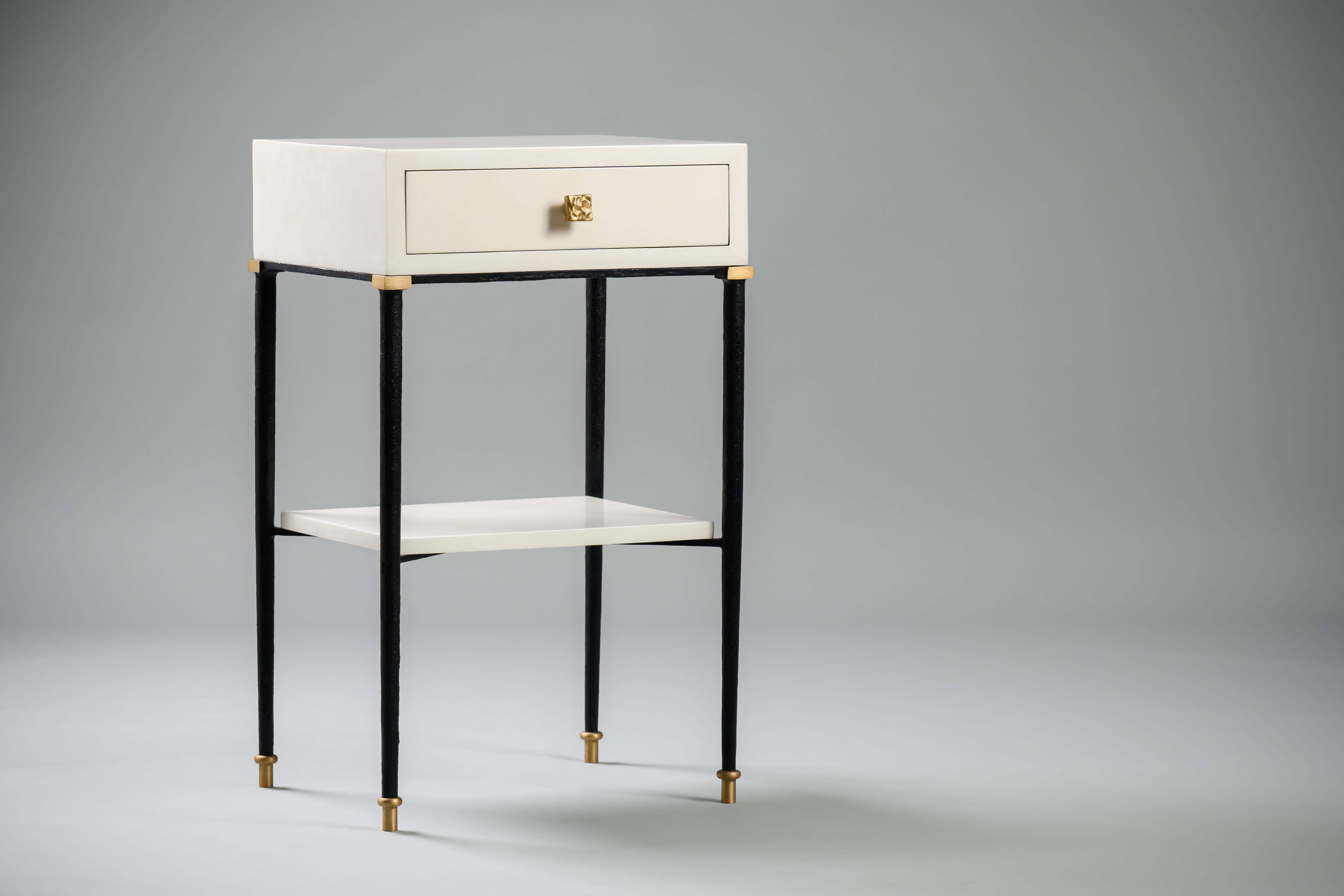 Fatto a mano Comodino Follot II in pergamena avorio di Elan Atelier (in preordine) in vendita