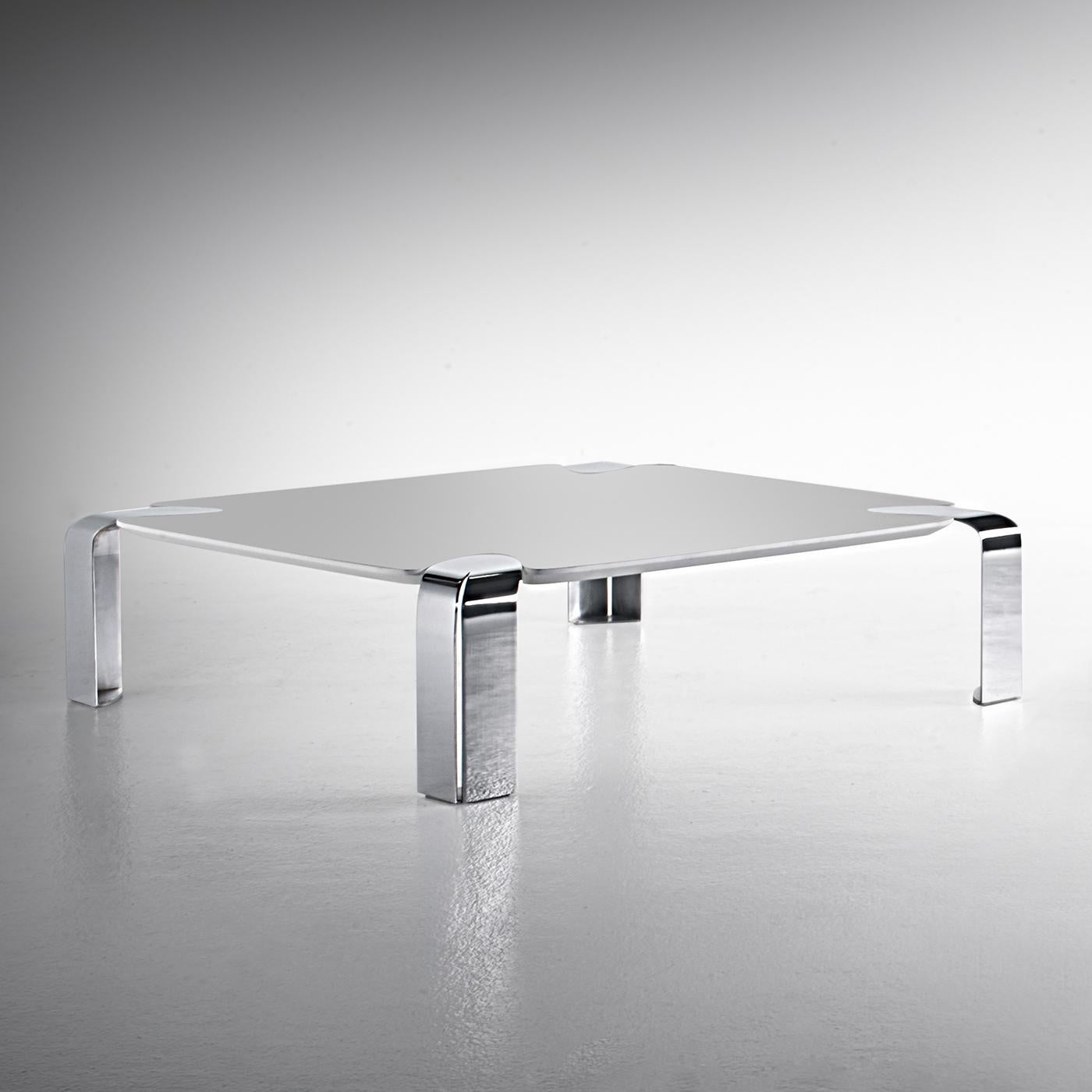 Coffee table follow with 4 chromed metal feet.
With white lacquered glass top, 10mm thickness.
Available in:
L 80 x D 80 x H 35 or 42cm, price: 2900,00€.
L 90 x D 90 x H 35 or 42cm, price: 3200,00€.
Also available 4 bronzed metal feet.
With