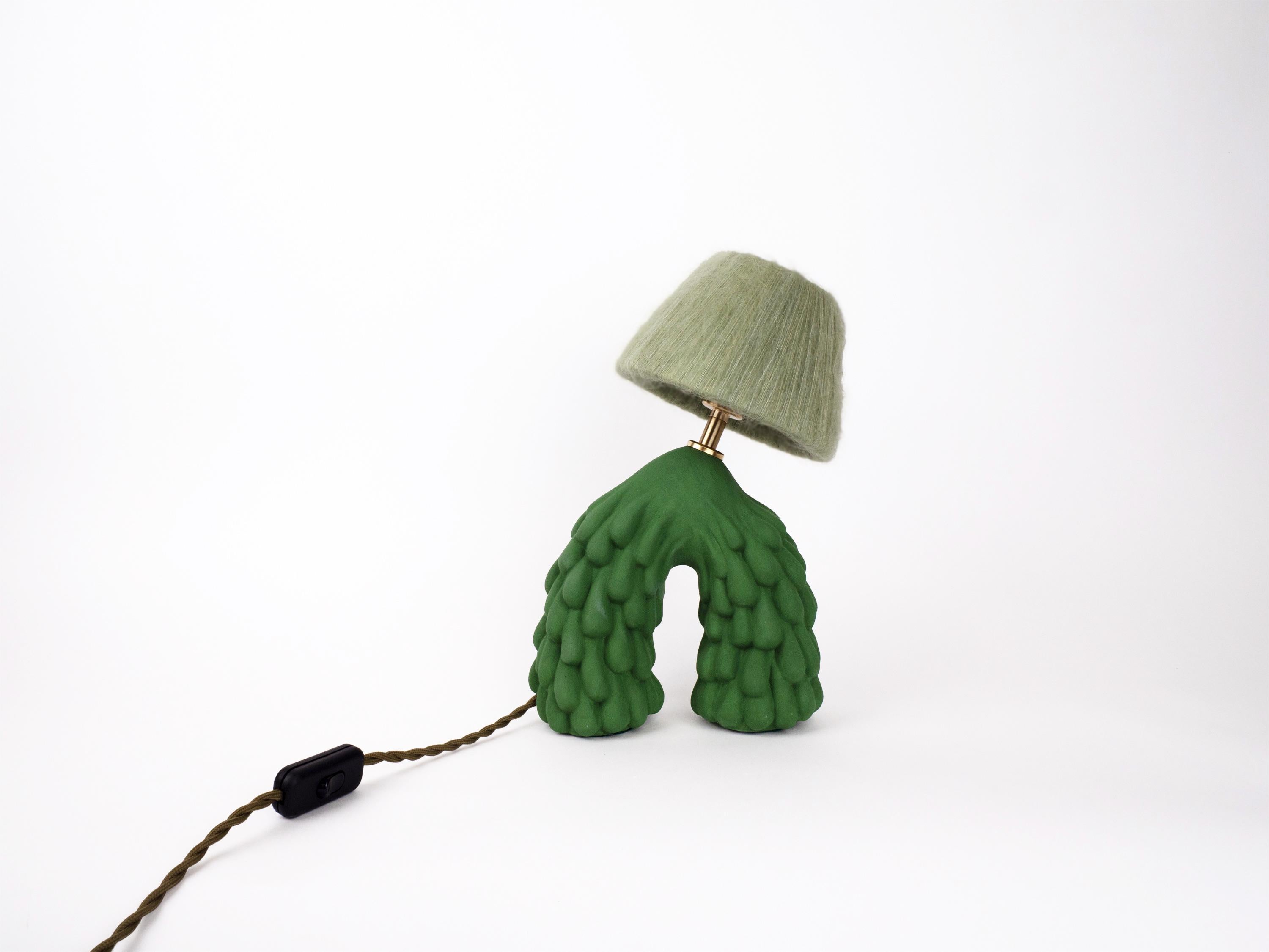 Pied de lampe vert avec une texture goutte à goutte et une finition mate, associé à un abat-jour vert pomme.

Ampoule NON incluse
Raccord d'ampoule recommandé : E27/26 
Type d'ampoule recommandé : Mini Globe LED

Le délai de traitement est estimé à