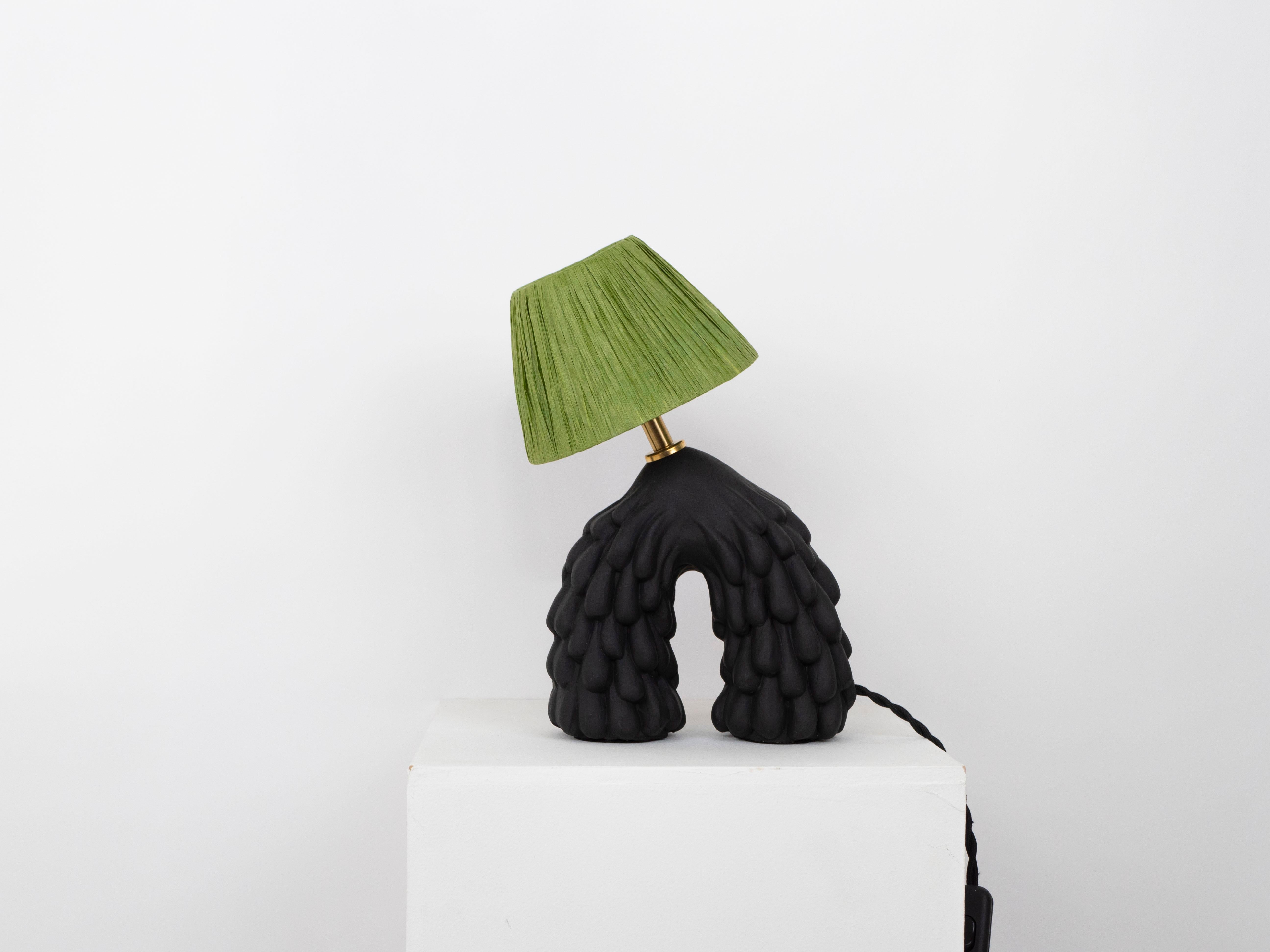 Vernissé Lampe à poser 'Follow' - Noir mat avec abat-jour en raphia vert en vente