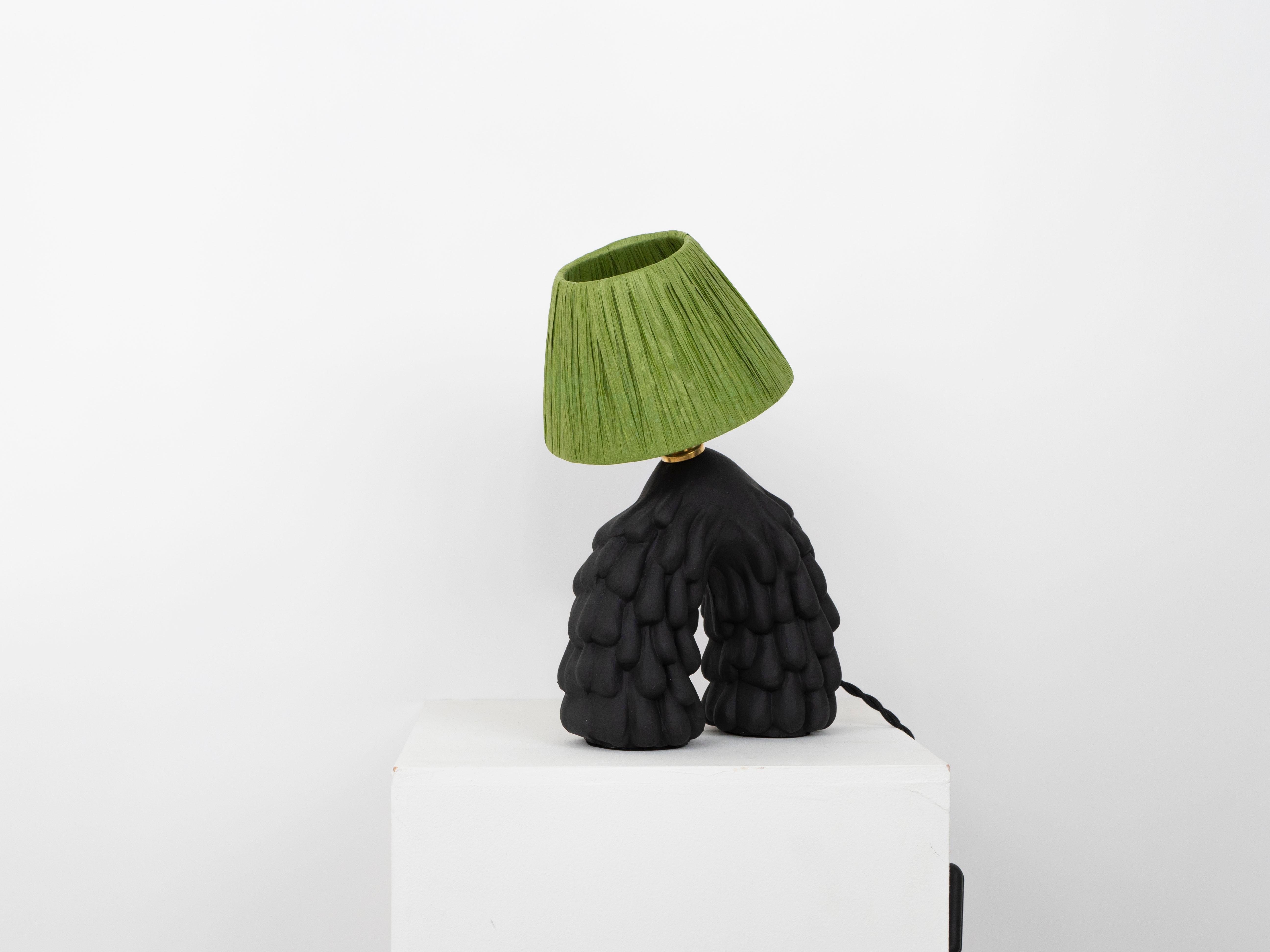 Lampe à poser 'Follow' - Noir mat avec abat-jour en raphia vert Neuf - En vente à London, GB