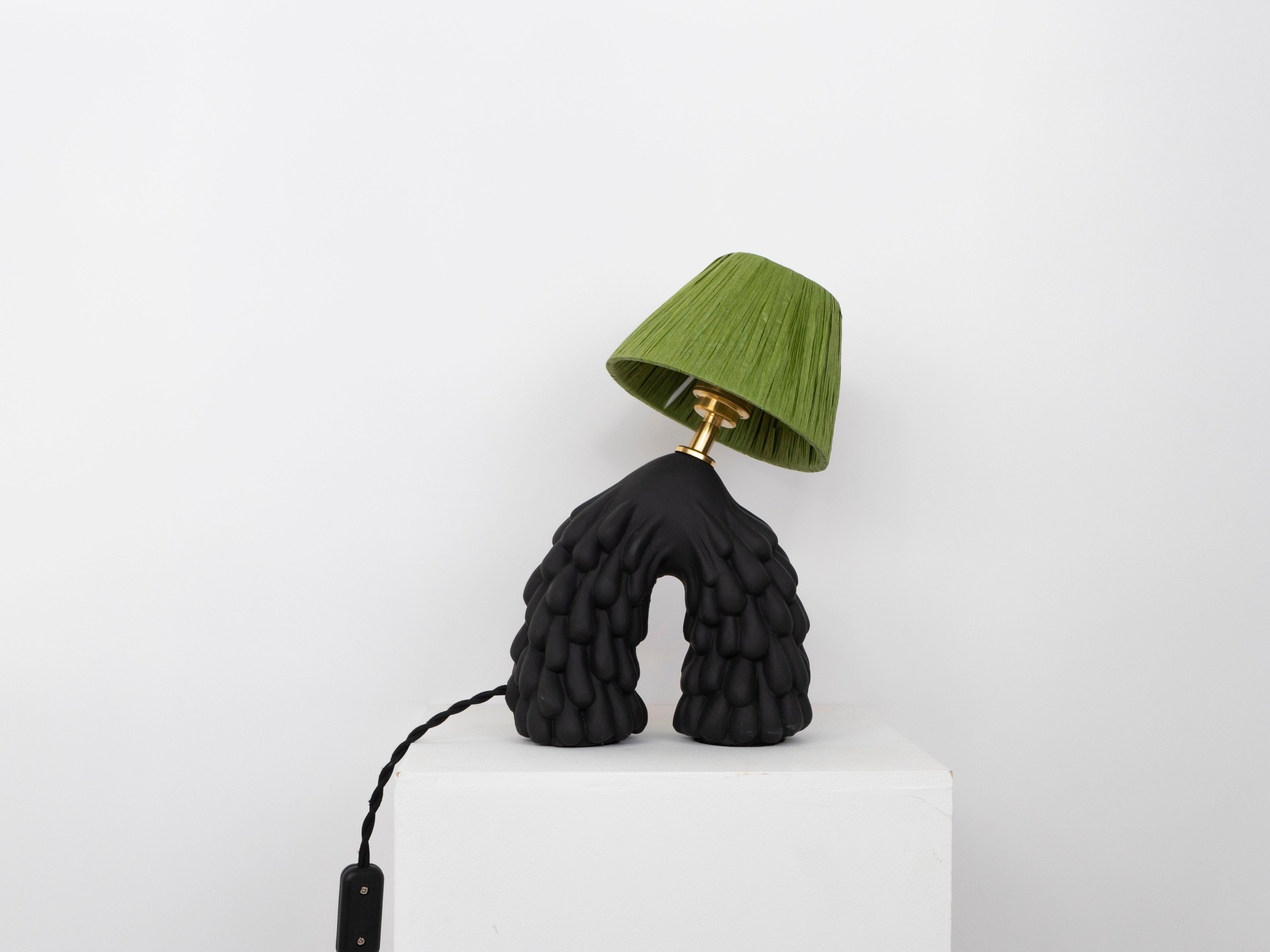 Tischlampe „Follow“ – mattes Schwarz mit grünem Raffia-Schirm