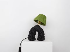 Tischlampe „Follow“ – mattes Schwarz mit grünem Raffia-Schirm
