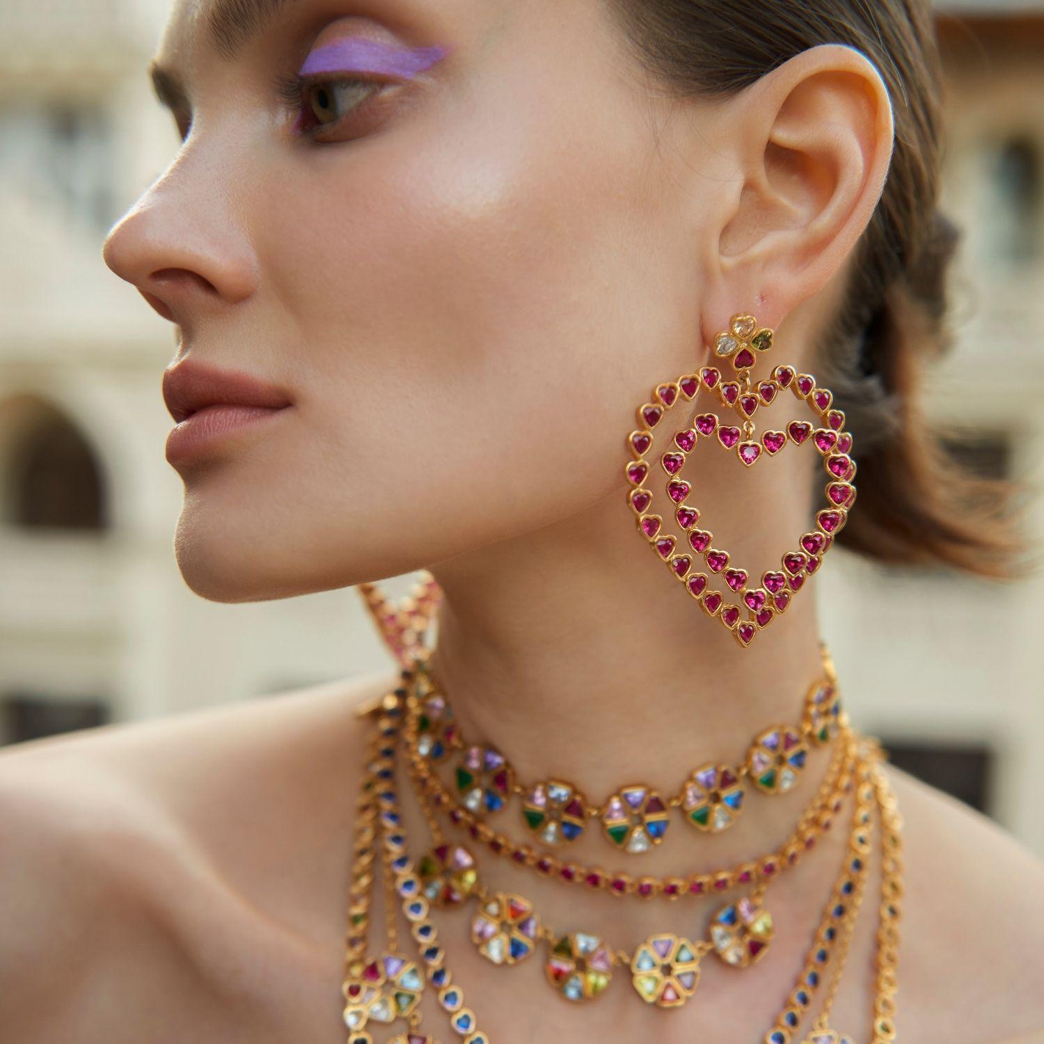 - **Design unico**: Gli orecchini Follow Your Heart presentano un design eccezionalmente audace: pietre Swarovski a forma di cuore che irradiano brillantezza ed eleganza, creando un pezzo che cattura l'attenzione.  

- **Piatto di dichiarazione**: