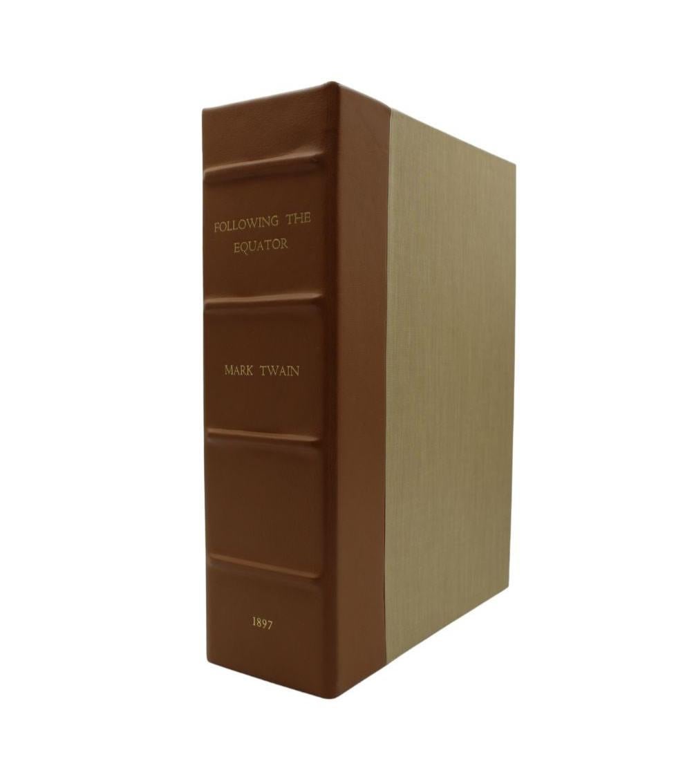 Twain, Mark. Suivre l'équateur : Un voyage autour du monde. Hartford : The American Publishing Company, 1897. Première édition. Réédité dans la toile bleue de l'éditeur, avec une étiquette illustrée en couleur, des titres et des accents dorés au