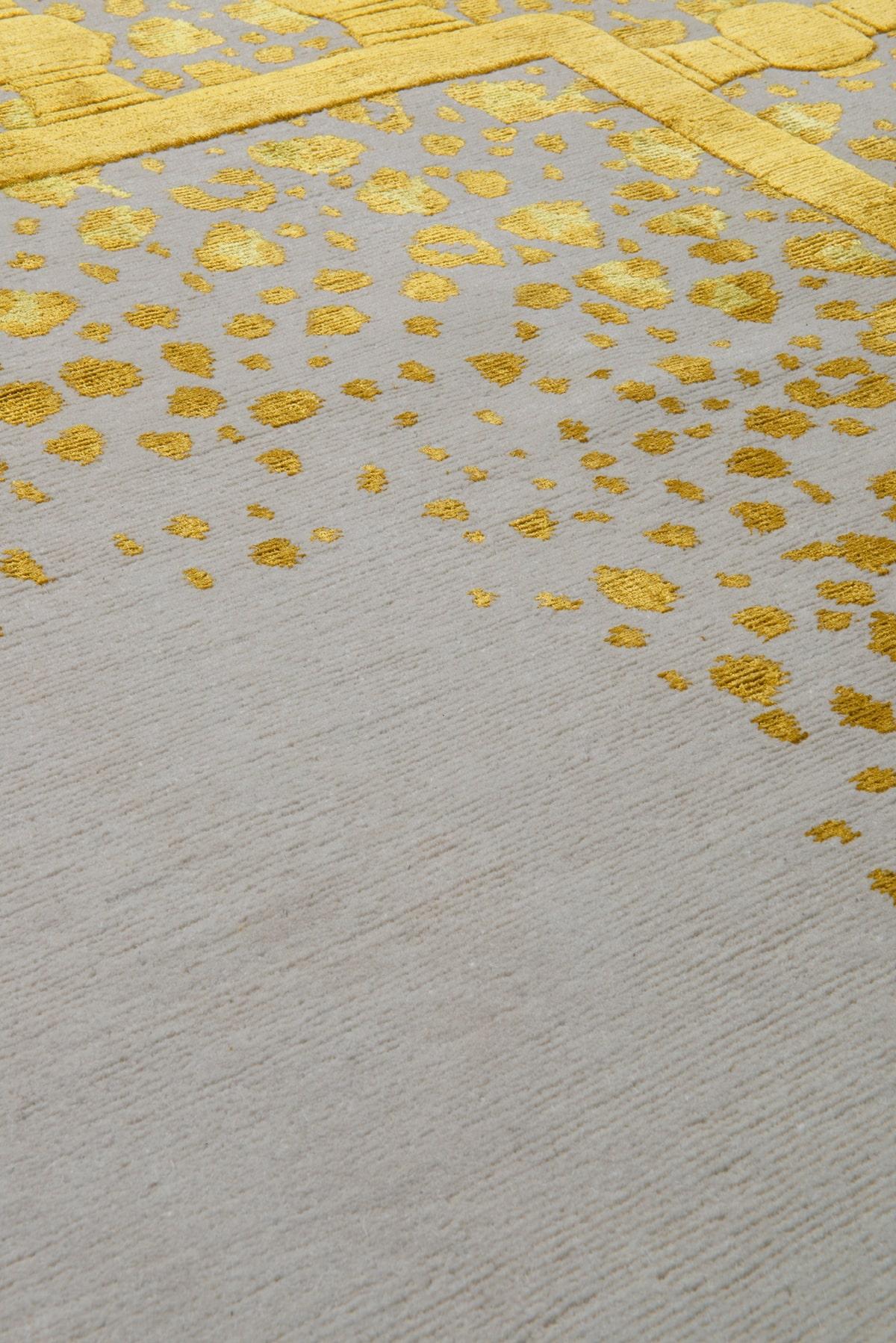 Rich speckles of leopard print dance around the border of this design, while the linear golden balustrade offers a visual juxtaposition, framing the joyful motif with its architectural glamour. Handcrafted on a wool base, the motif is highlighted in