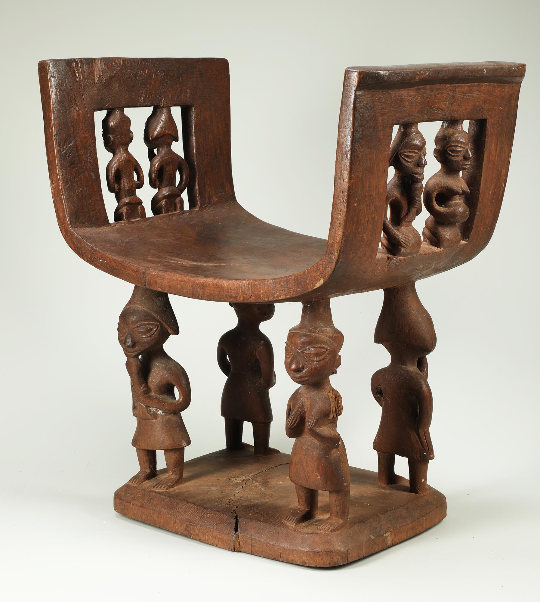 Sedile cerimoniale in Wood Wood intagliato con figure multiple, Benin, Africa in vendita 2