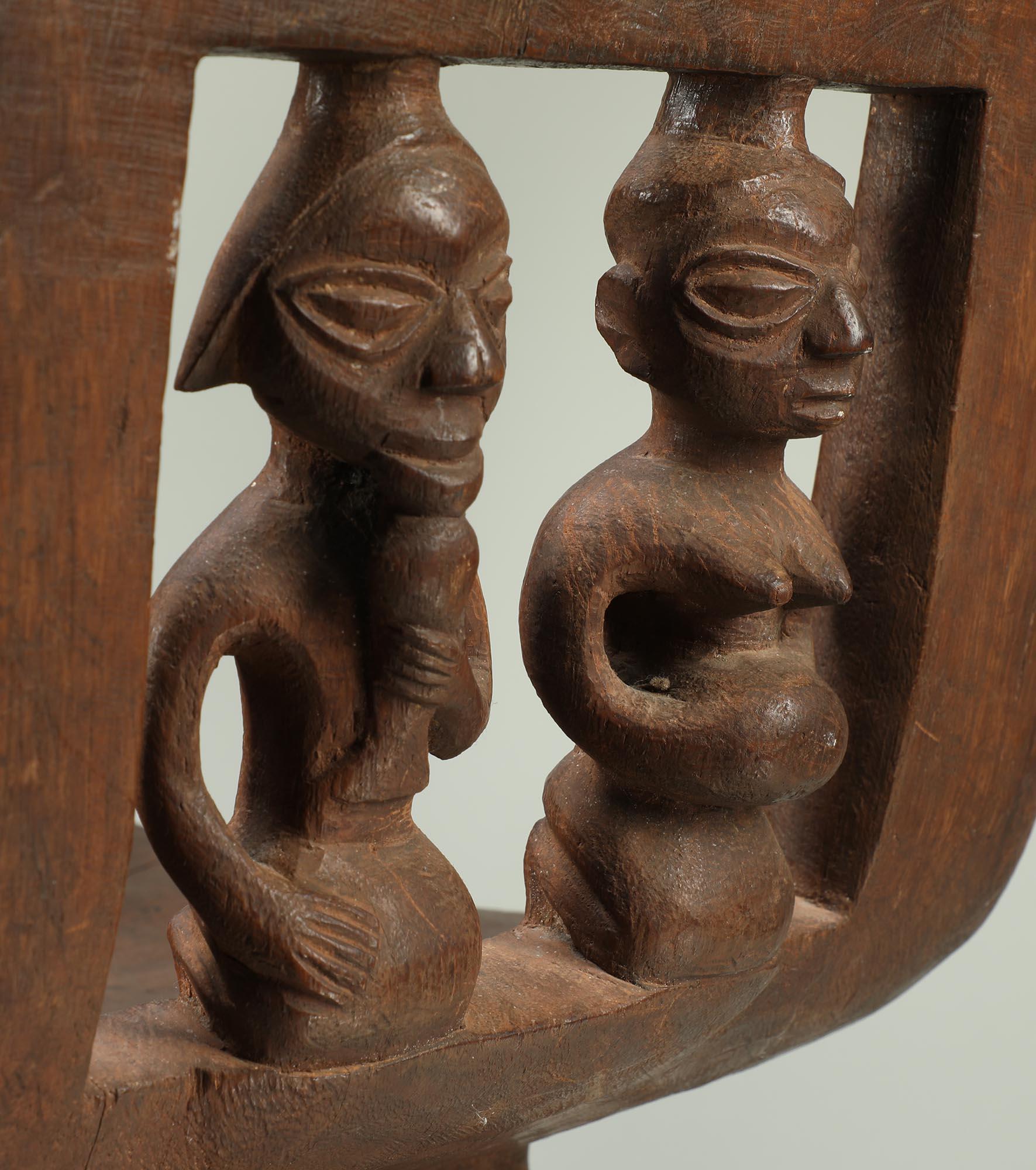 Sedile cerimoniale in Wood Wood intagliato con figure multiple, Benin, Africa in vendita 3