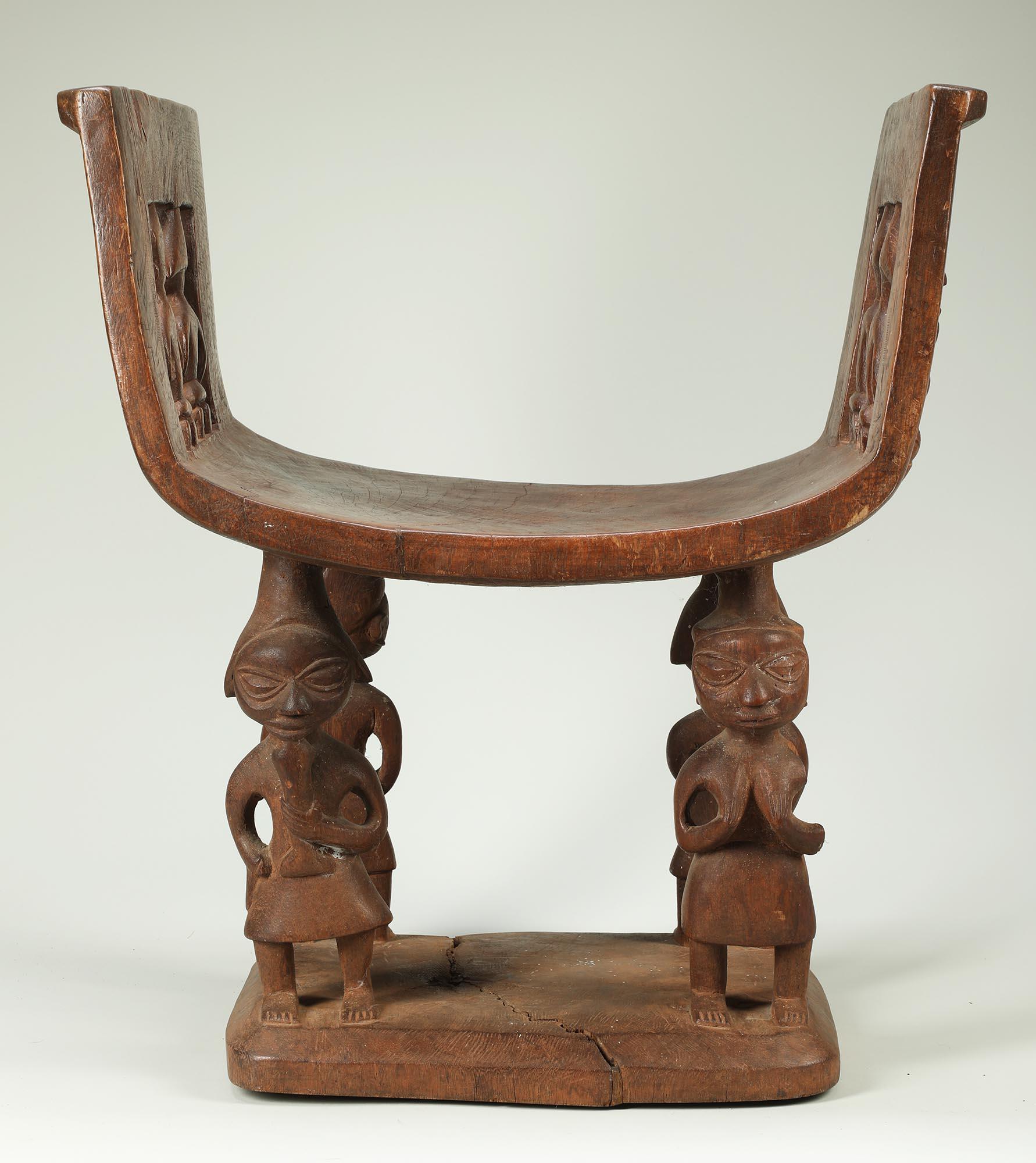 Sedile cerimoniale in Wood Wood intagliato con figure multiple, Benin, Africa in vendita 4