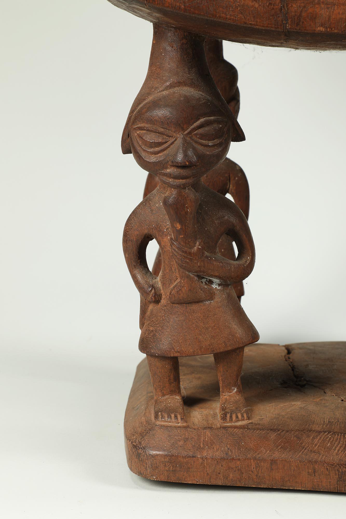 Sedile cerimoniale in Wood Wood intagliato con figure multiple, Benin, Africa in vendita 5