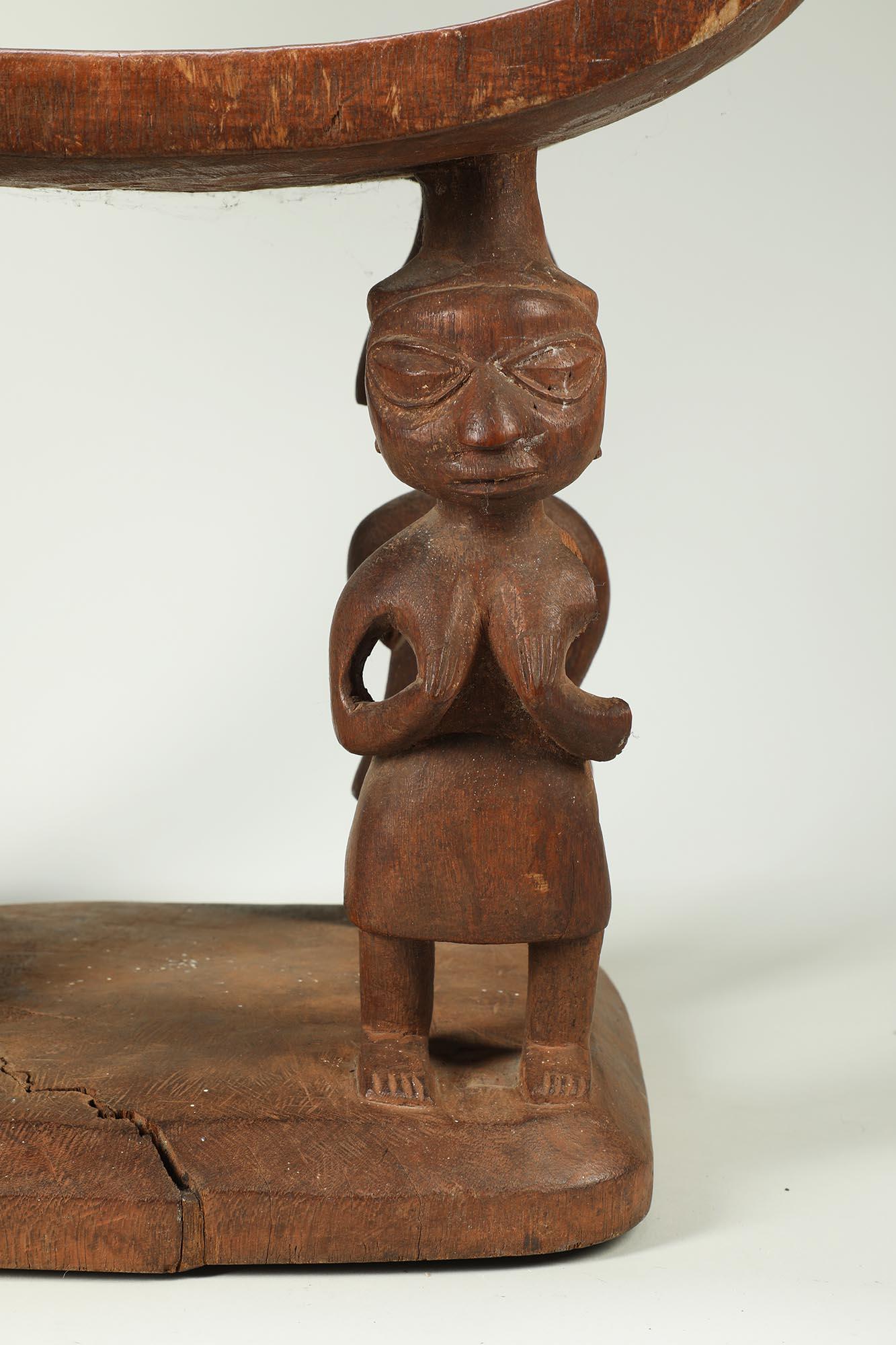 Sedile cerimoniale in Wood Wood intagliato con figure multiple, Benin, Africa in vendita 6