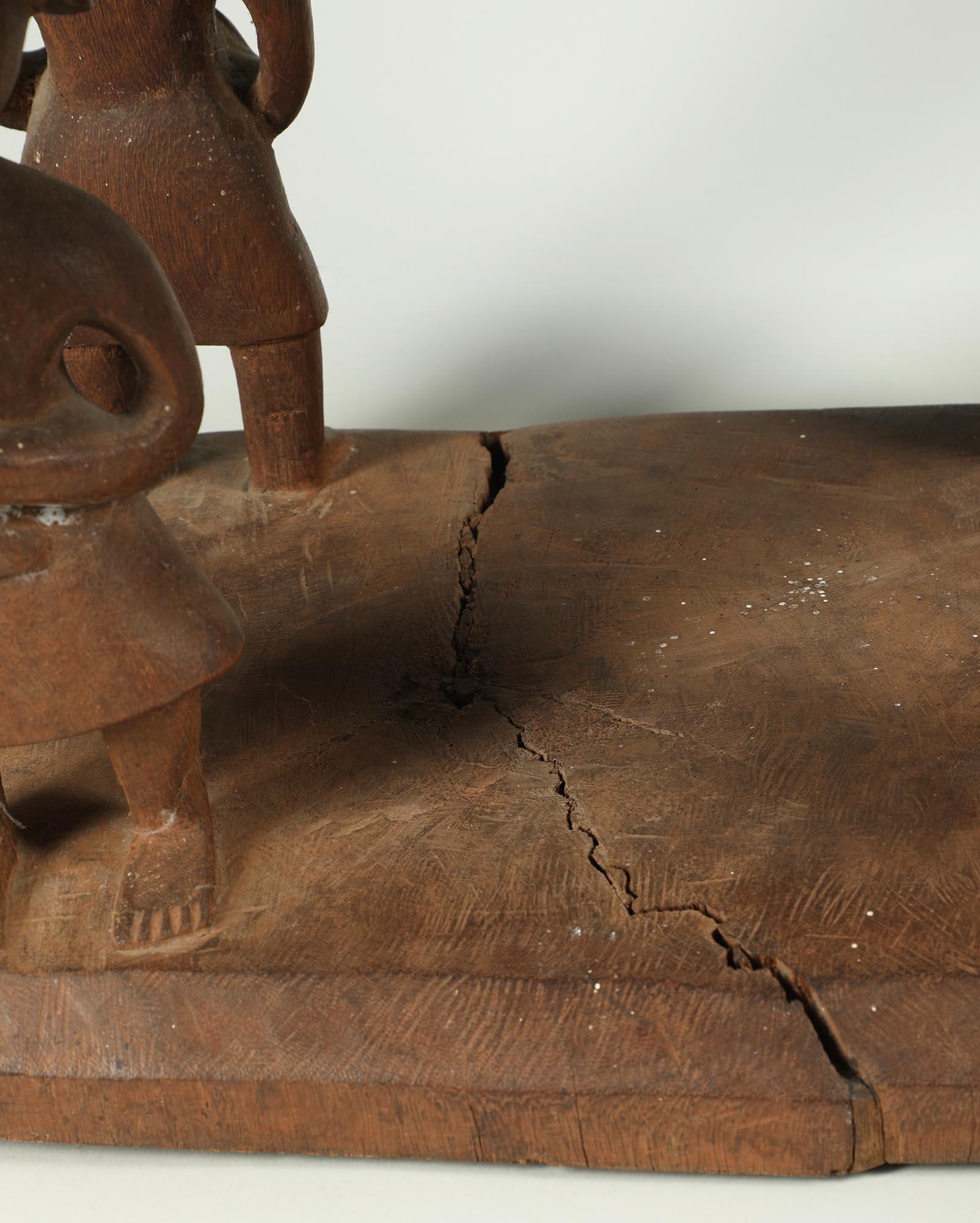 Sedile cerimoniale in Wood Wood intagliato con figure multiple, Benin, Africa in vendita 7
