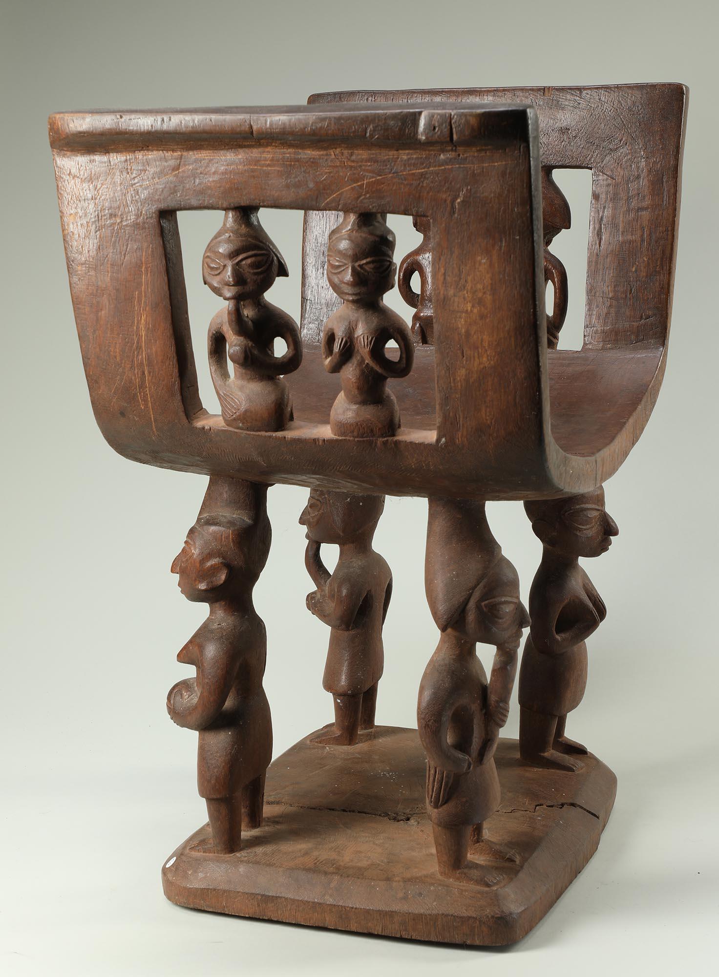 Tribale Sedile cerimoniale in Wood Wood intagliato con figure multiple, Benin, Africa in vendita