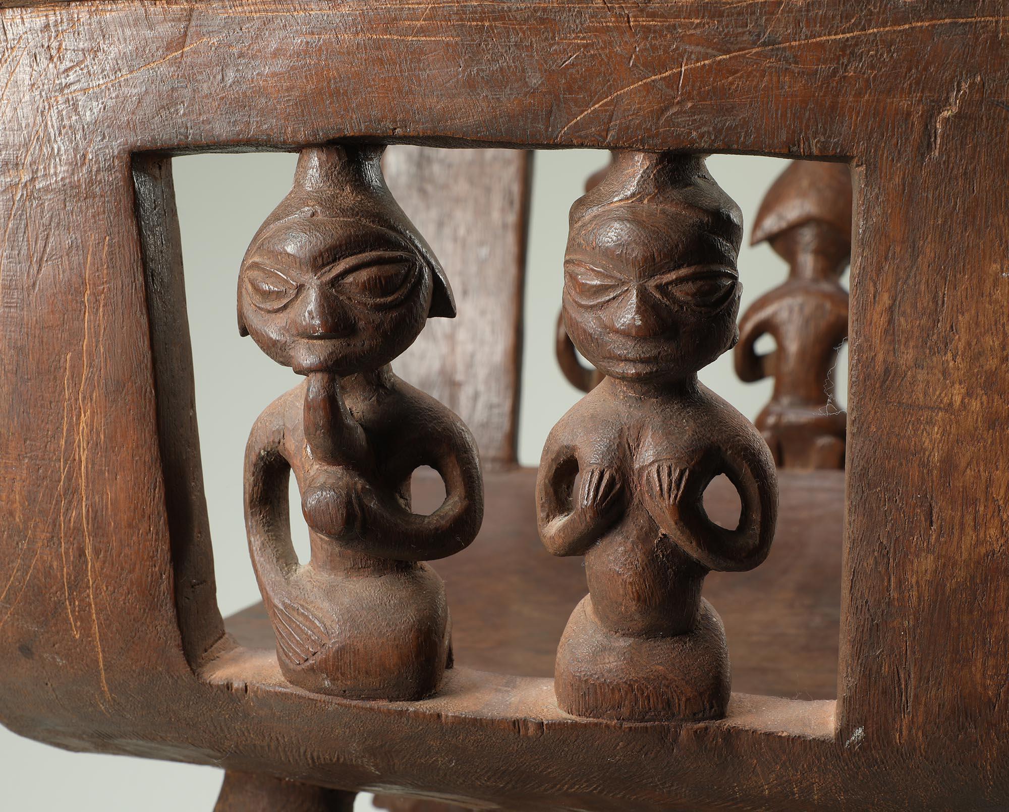 Camerunese Sedile cerimoniale in Wood Wood intagliato con figure multiple, Benin, Africa in vendita