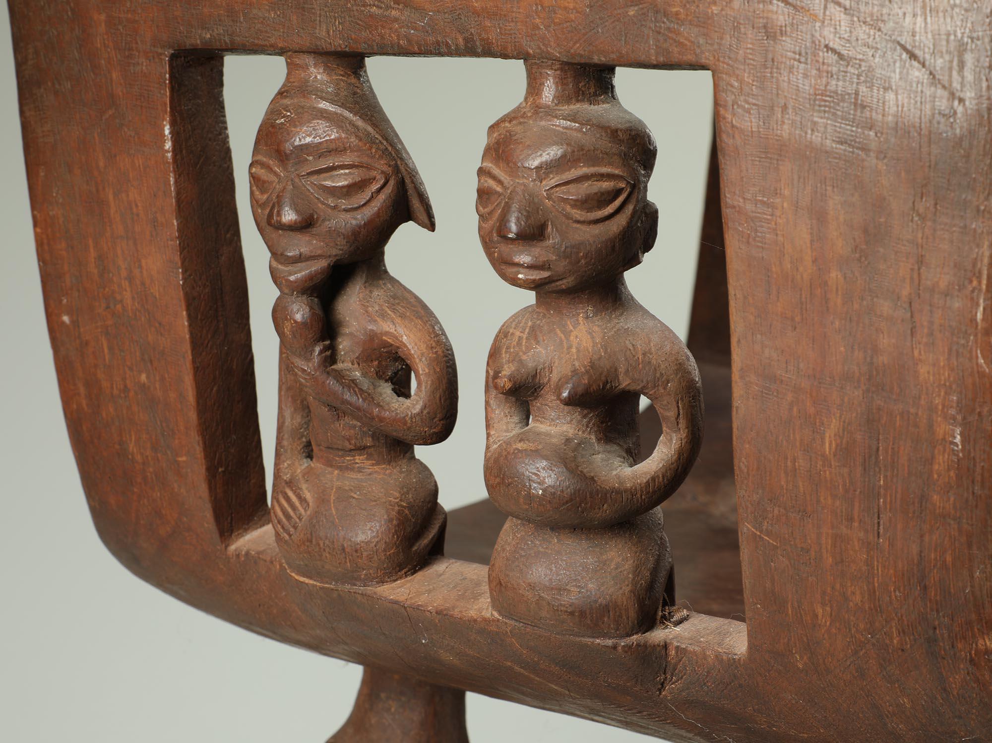 Intagliato a mano Sedile cerimoniale in Wood Wood intagliato con figure multiple, Benin, Africa in vendita