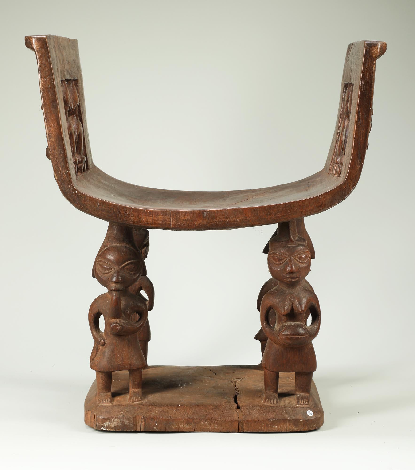 Sedile cerimoniale in Wood Wood intagliato con figure multiple, Benin, Africa In condizioni deteriorate in vendita a Point Richmond, CA