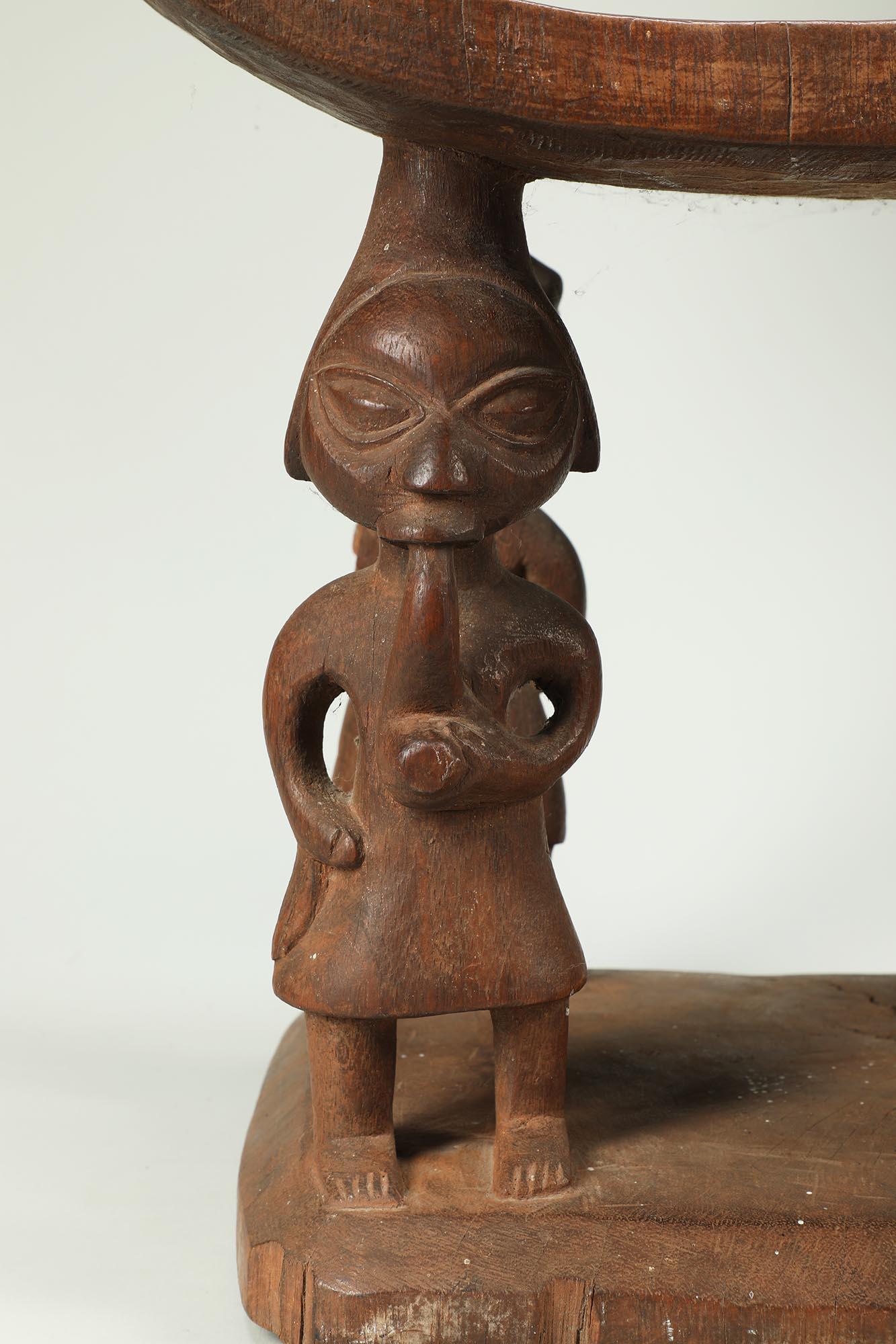 XX secolo Sedile cerimoniale in Wood Wood intagliato con figure multiple, Benin, Africa in vendita