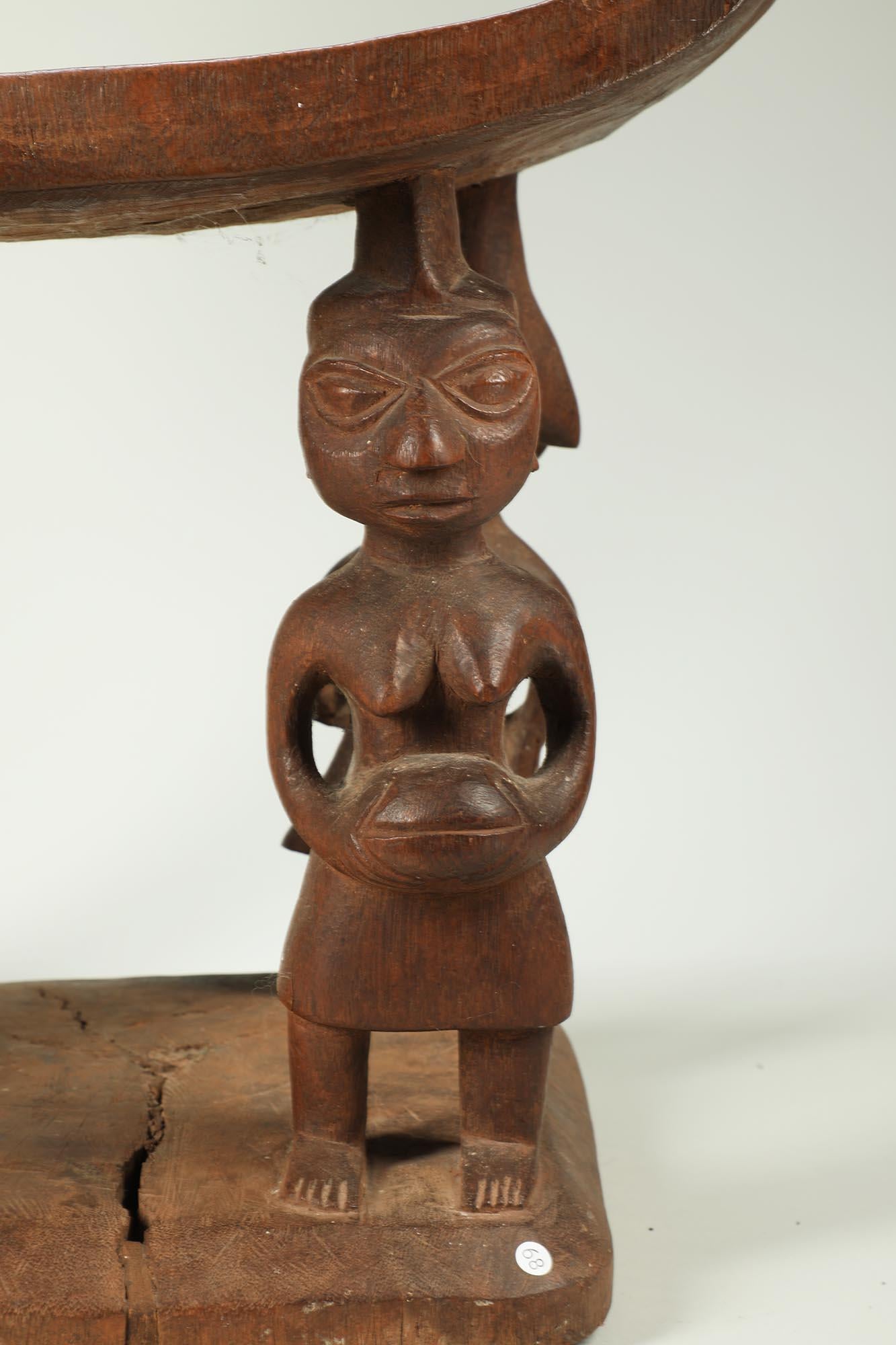 Legno Sedile cerimoniale in Wood Wood intagliato con figure multiple, Benin, Africa in vendita
