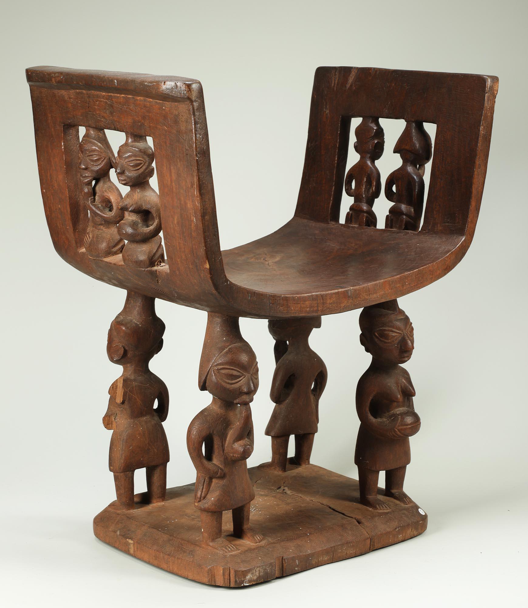 Sedile cerimoniale in Wood Wood intagliato con figure multiple, Benin, Africa in vendita 1