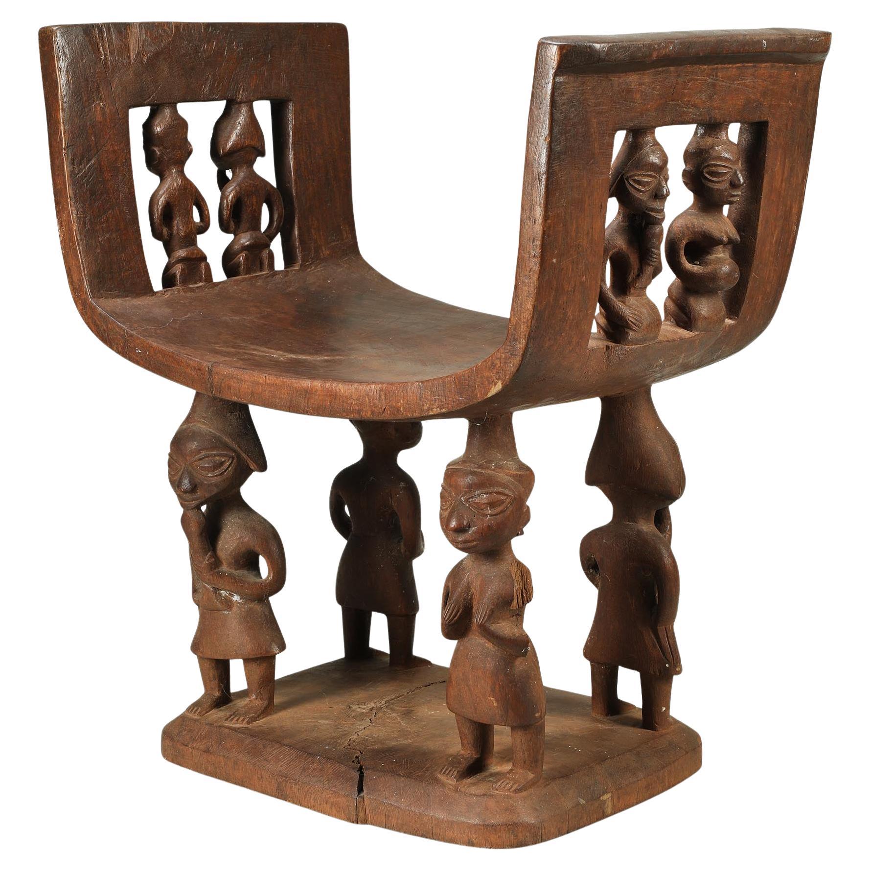Sedile cerimoniale in Wood Wood intagliato con figure multiple, Benin, Africa
