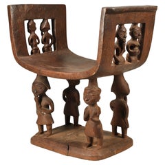 Sedile cerimoniale in Wood Wood intagliato con figure multiple, Benin, Africa