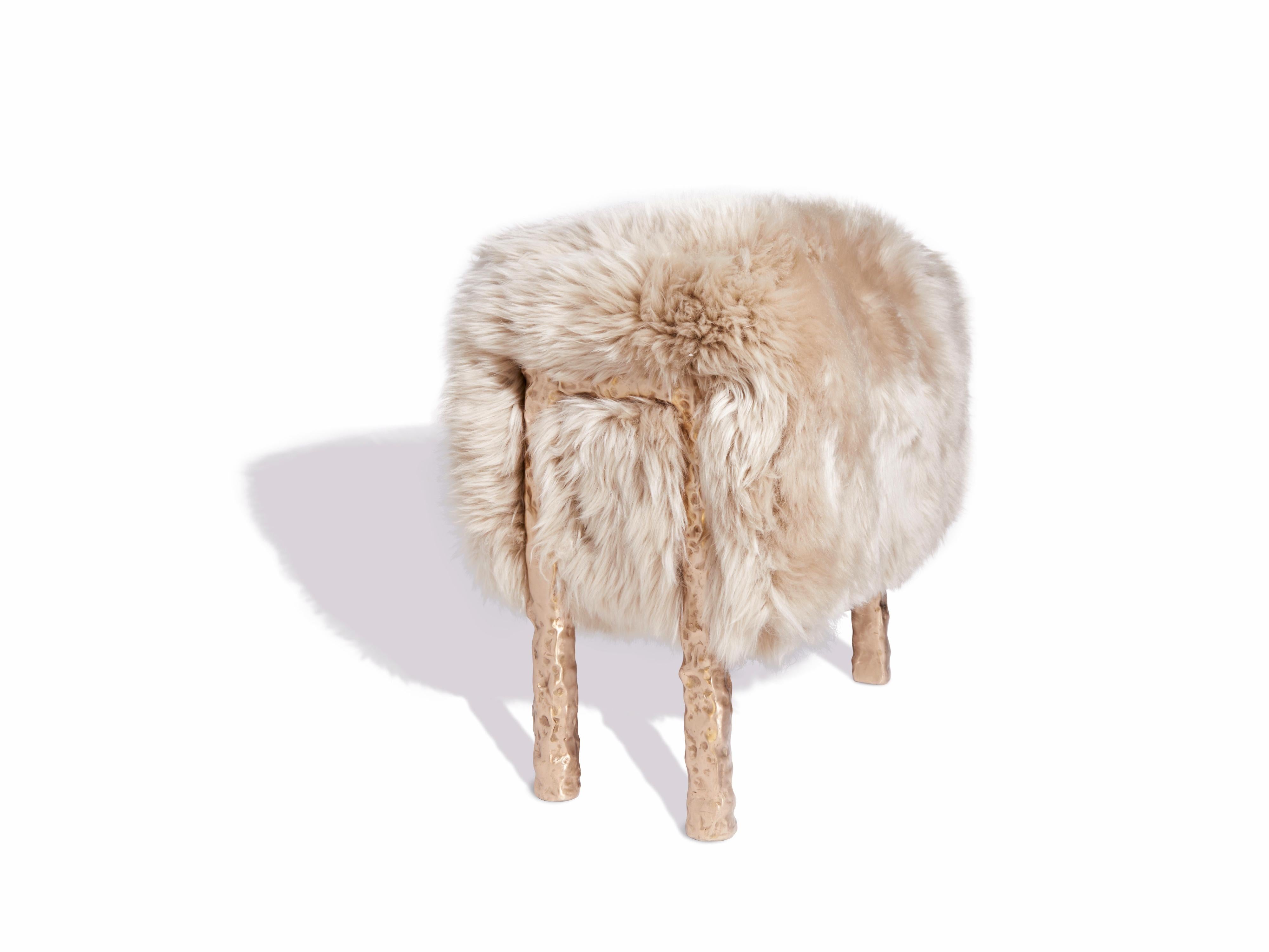 Werten Sie Ihr Interieur mit unserem exquisiten Fond Hocker auf, einer perfekten Mischung aus luxuriösem Komfort und skulpturaler Eleganz, die sowohl als funktionales Sitzmöbel als auch als künstlerisches Statement dient. Unser Fond Hocker steht mit