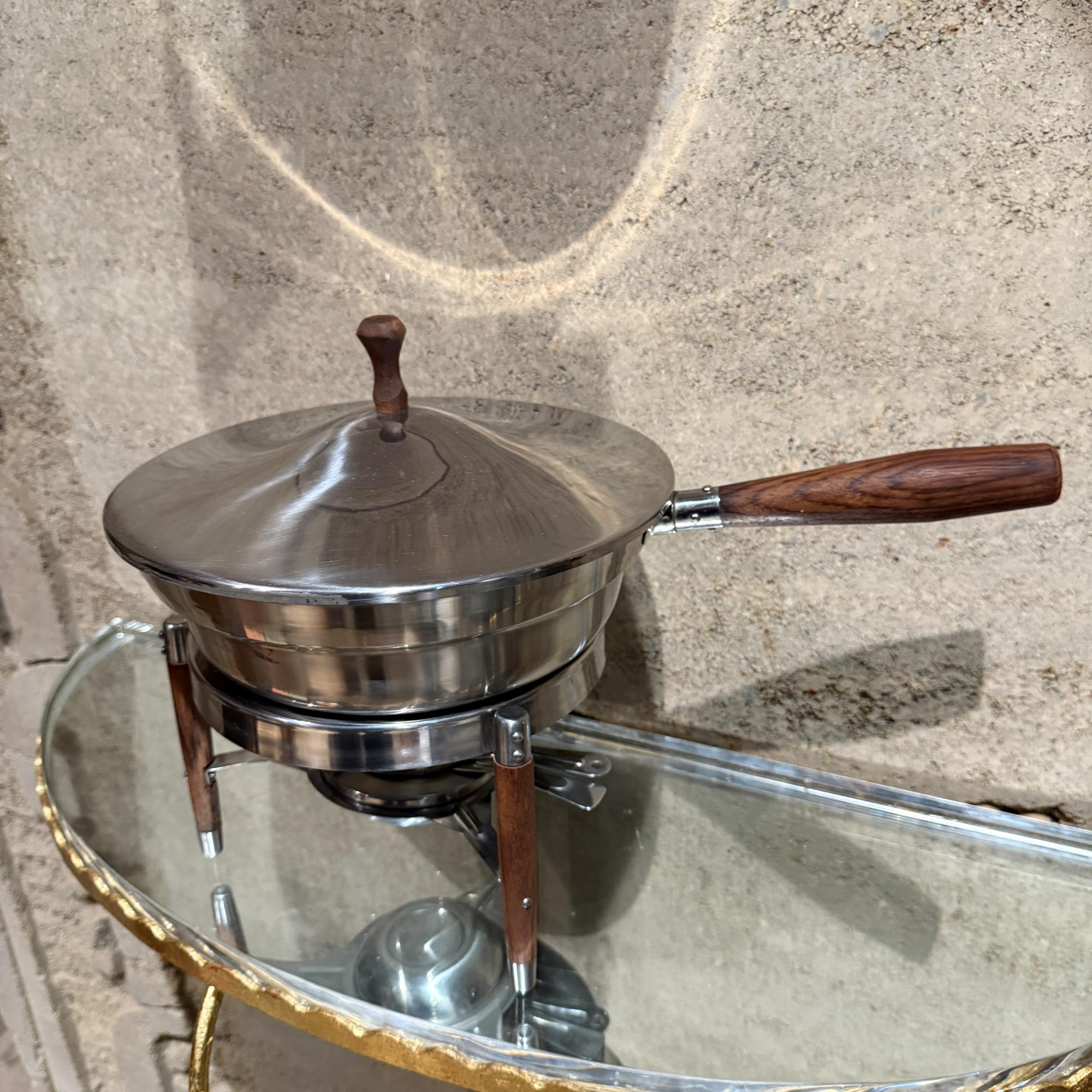 Mid-Century Modern Fondue Chafing Dish Brass Stainless Steel With Teak Stand Legs Handles en vente