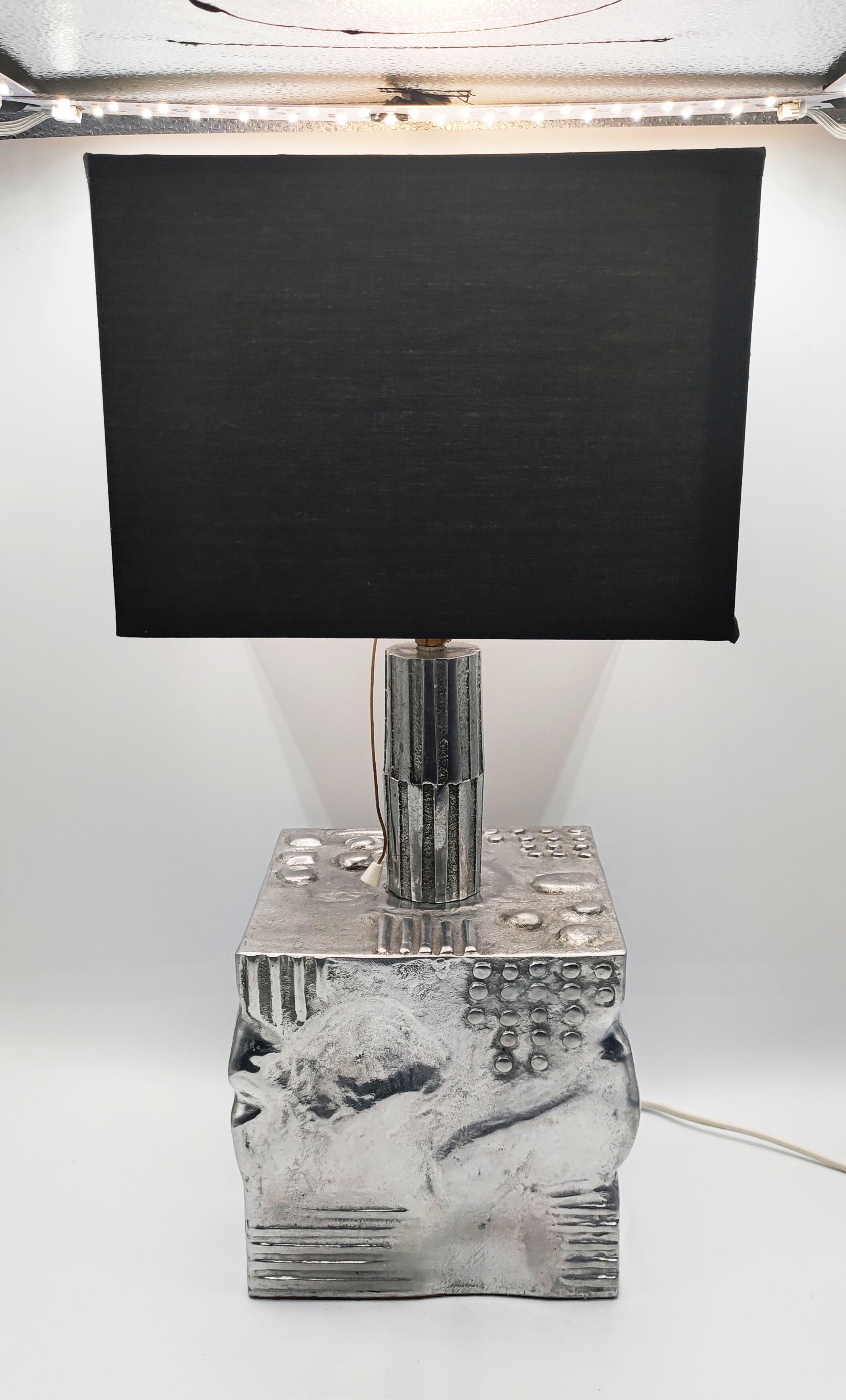 Rare and beautiful font aluminum sculptural table lamp manufactured in France in 1970s. In perfect vintage condition. The work on the foot is very sculptural and beautiful. A very decorative and brutalist lamp, like a sculpture.