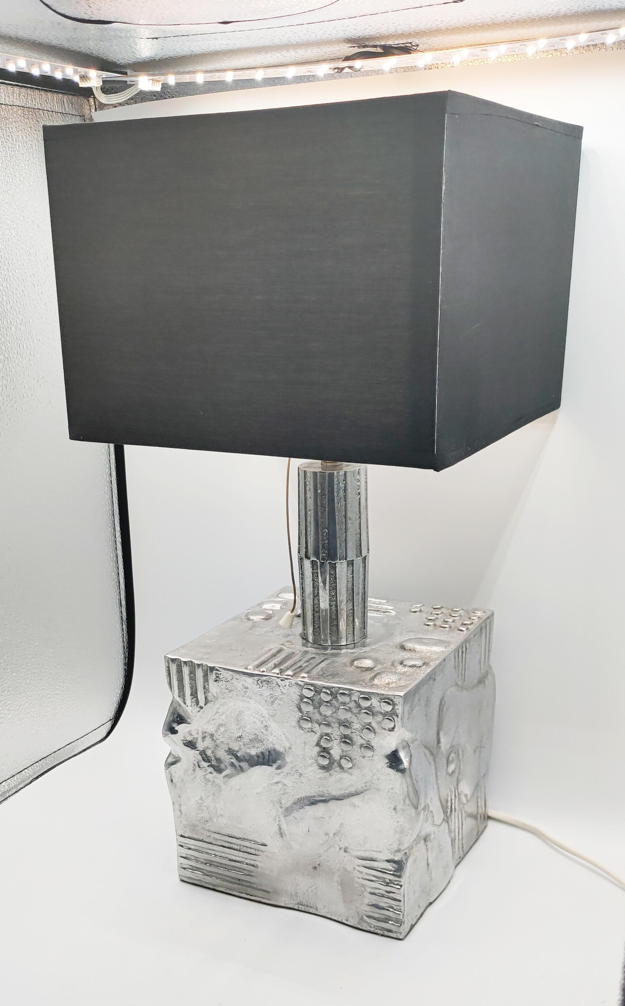 Font Aluminum Sculptural Table Lamp, France 1970s In Good Condition For Sale In L'Escala, ES