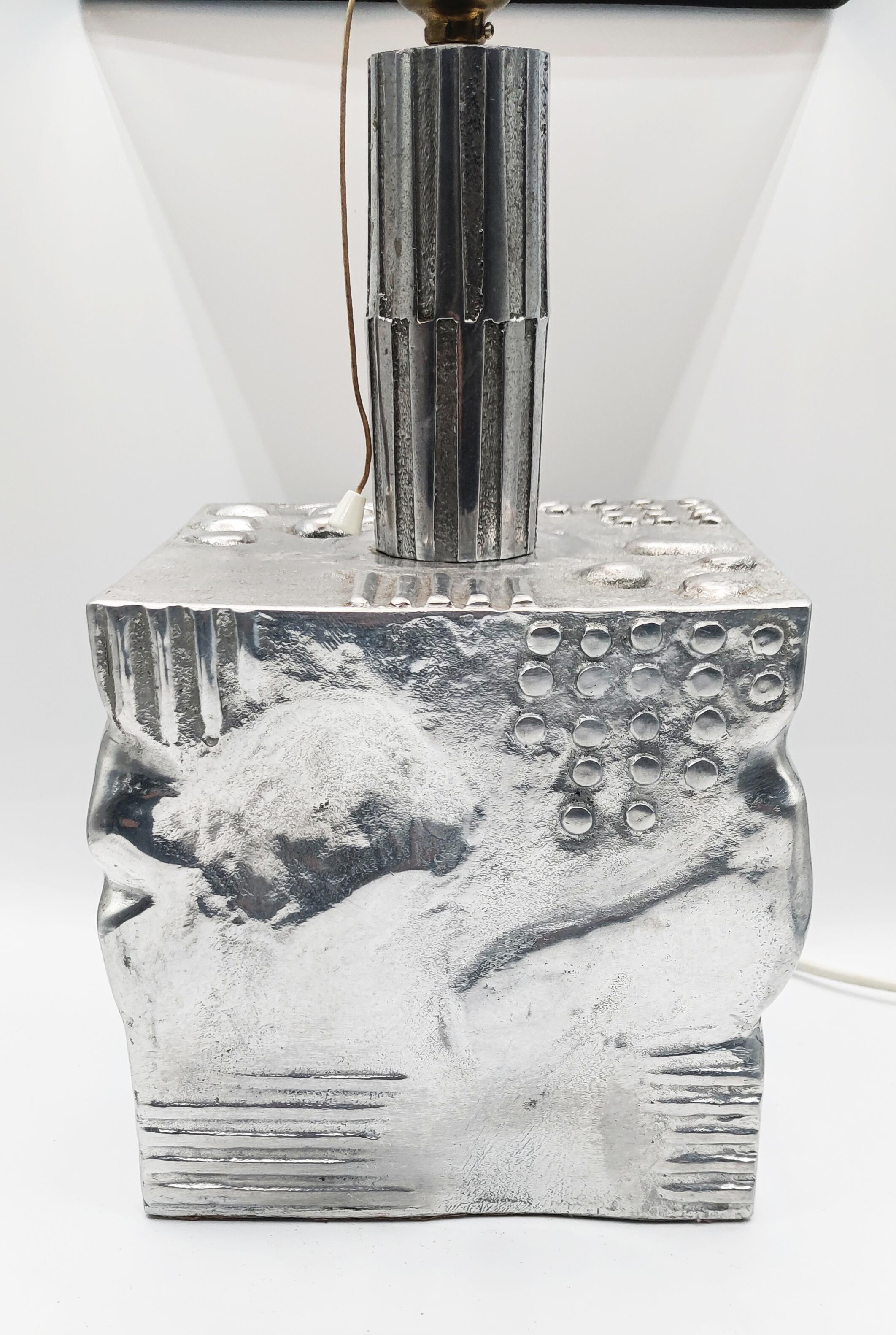 Font Aluminium-Skulptur-Tischlampe, Frankreich 1970er Jahre (20. Jahrhundert) im Angebot