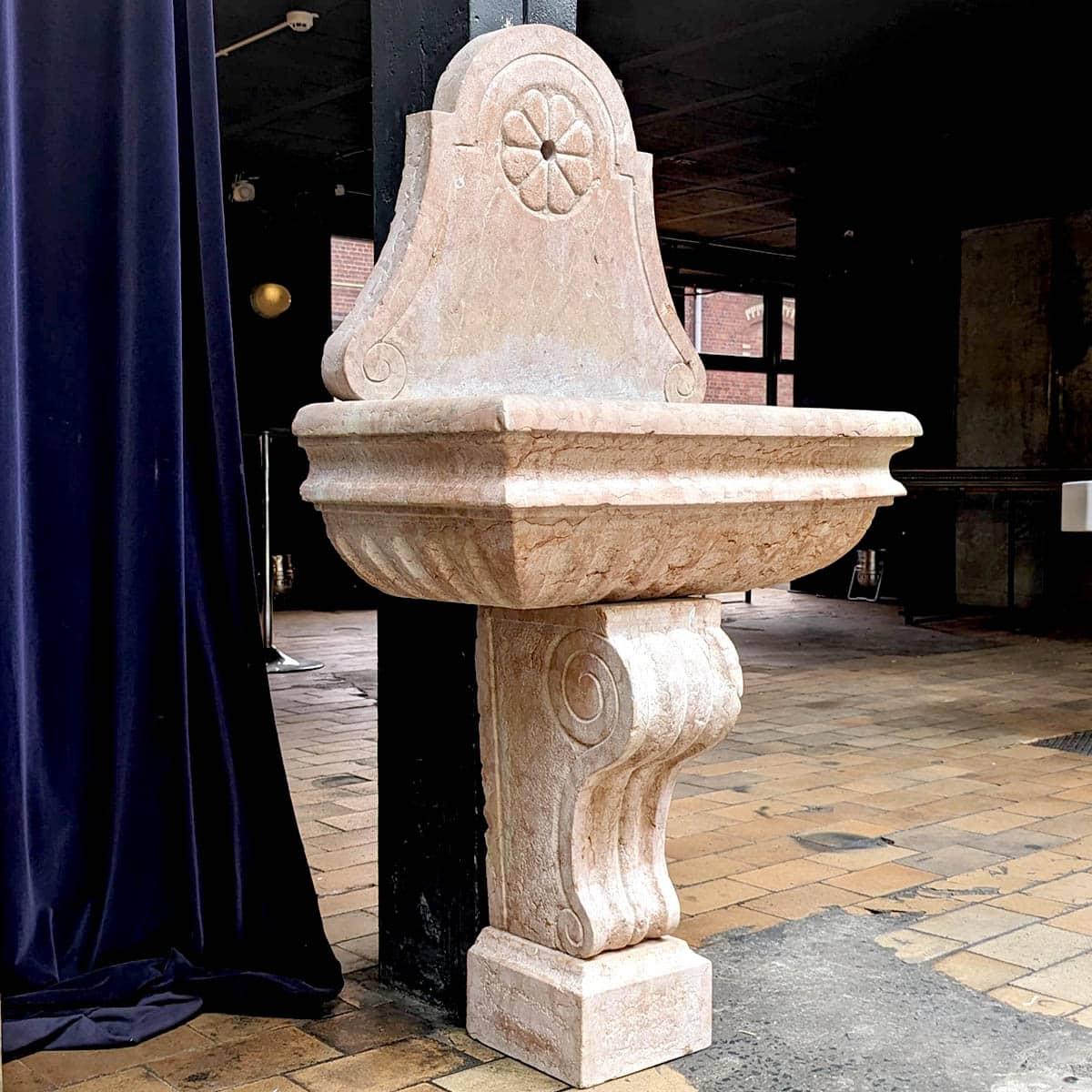 Fontaine en pierre marbrière – Fin XIXe siècle
Cette magnifique fontaine en pierre marbrière, datant de la fin du XIXe siècle, est une véritable pièce d’exception qui allie élégance et authenticité. Avec ses lignes sculptées et son motif floral