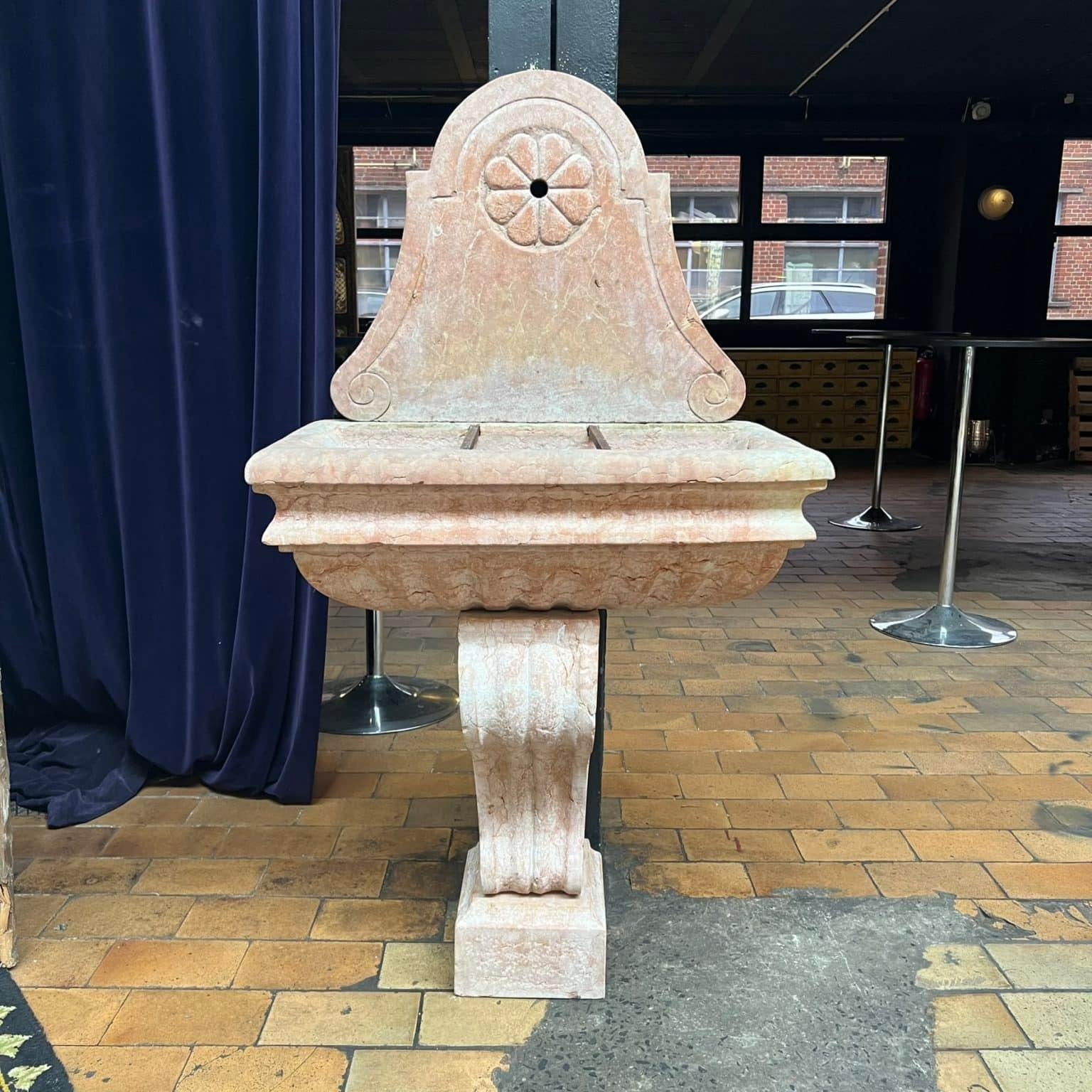 Fontaine en pierre marbrière fin XIX In Good Condition In TOURCOING, FR
