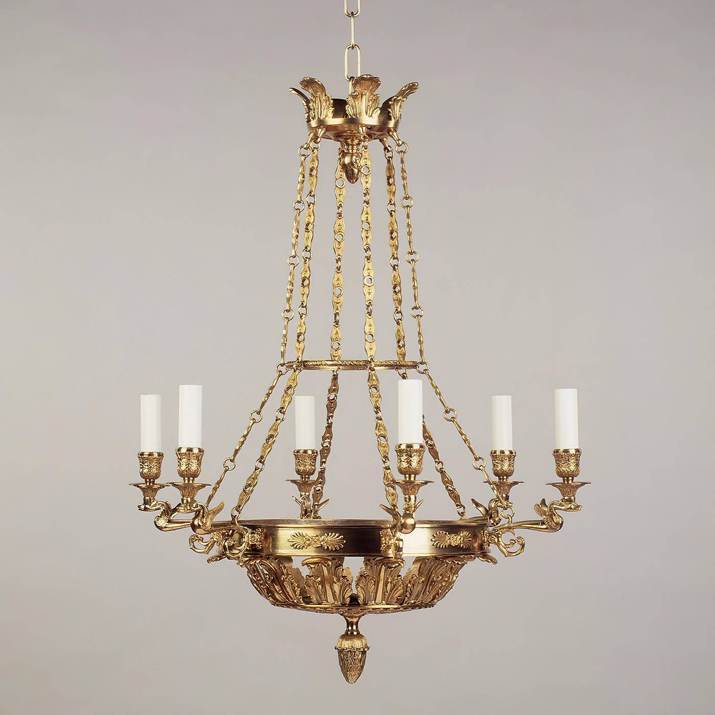 Lampadario Fontainebleau Empire, basato su un design francese del XIX secolo, la disposizione delle catene e gli elaborati dettagli in ottone fuso rendono questo design distintivo. Una finitura dorata, con foglie d'acanto, dettagli ornamentali,