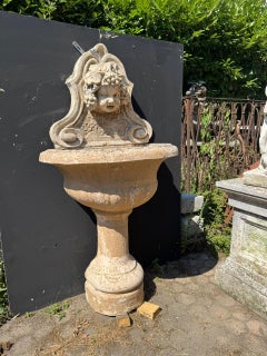 Fontana a muro in pietra artificiale scolpita con Bacco, italia