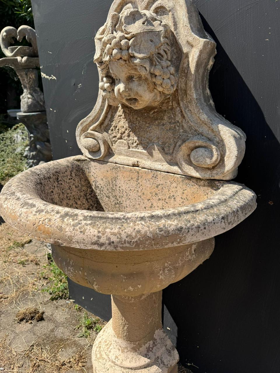 Italiano Fontana a muro in pietra artificiale scolpita con Bacco, italia in vendita