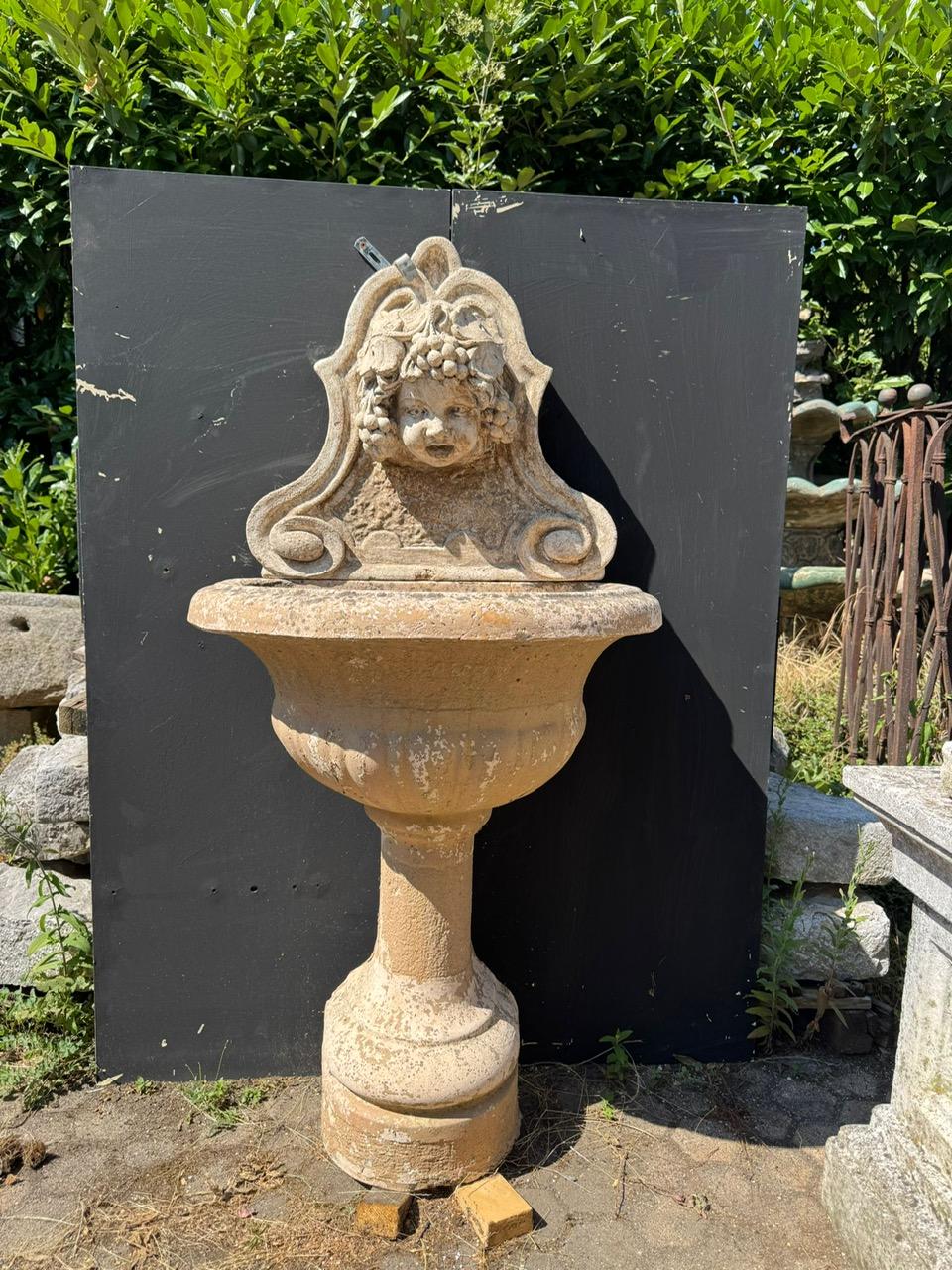 Cemento Fontana a muro in pietra artificiale scolpita con Bacco, italia in vendita