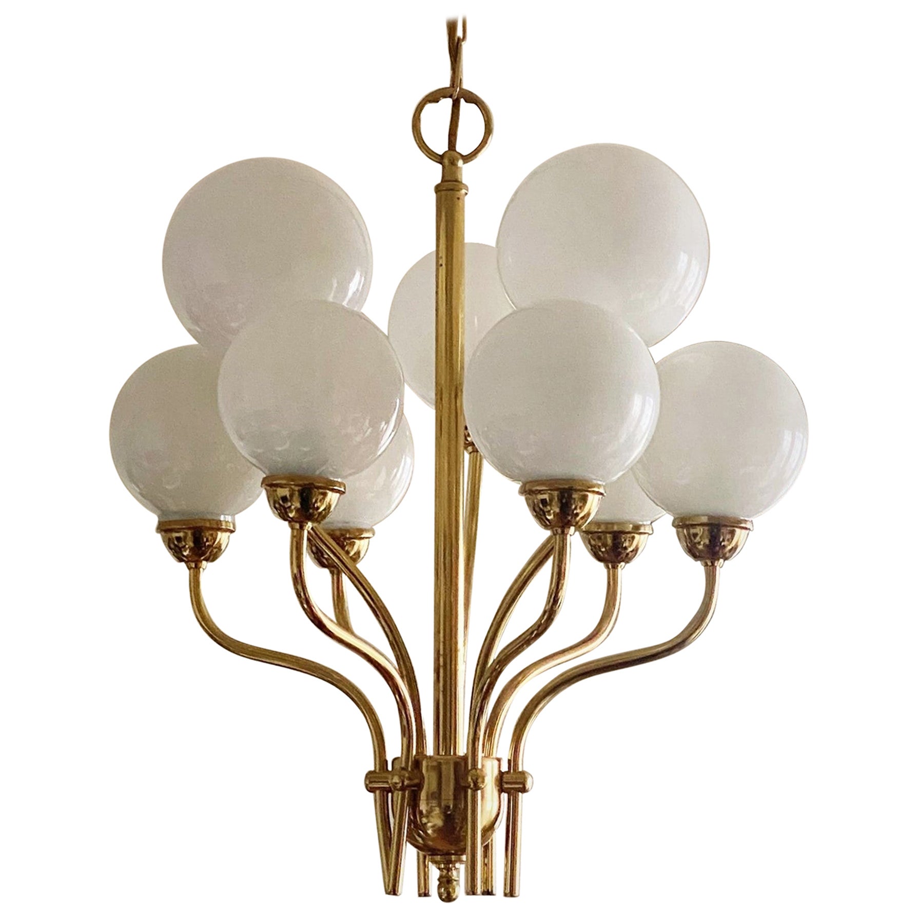 Wunderschöne Deckenlampe aus vergoldetem Messing in Form eines Blumenstraußes mit neun Lichtarmen im Stil von Fontana Arte, Italien, 1950er Jahre. Elegantes Design mit neun Opalglaskugeln. Perfekt für moderne Räume, die Ihrem Zuhause eine warme und