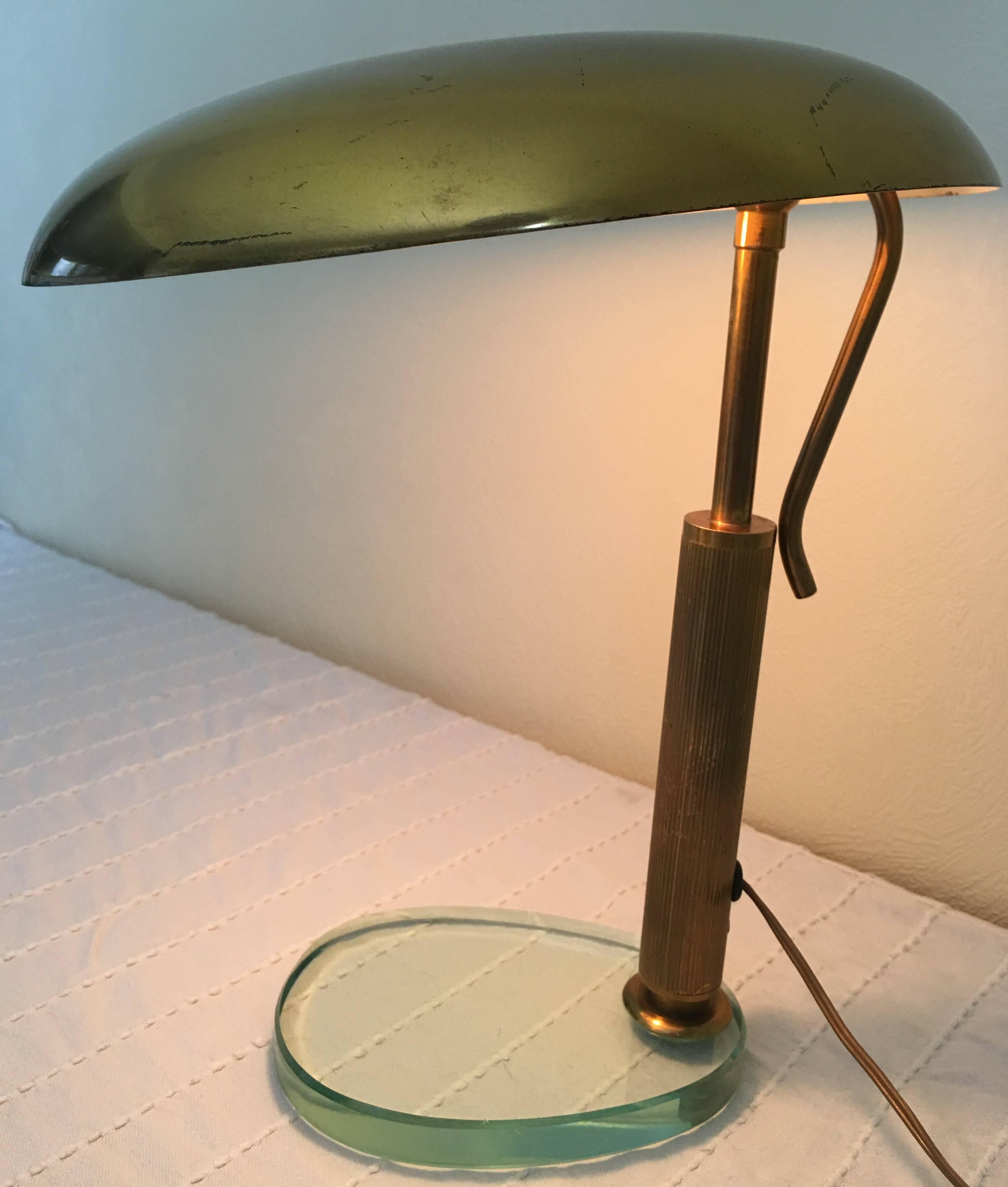 Mid-Century Modern Fontana Arte 1950s Glass and Brass Desk Lamp with an Adjustable Reflector, Italy For Sale