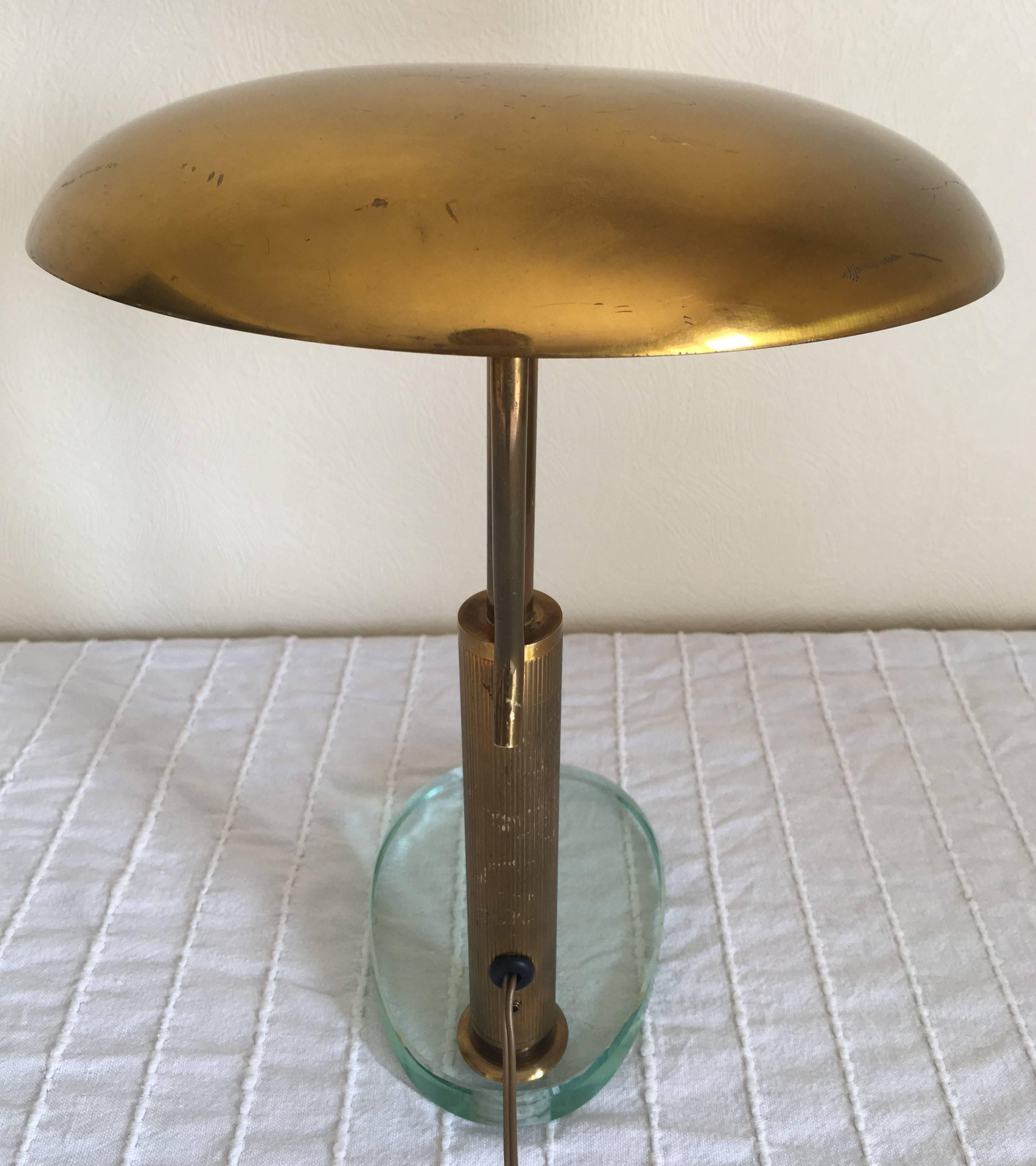 Fontana Arte 1950s Glass and Brass Desk Lamp with an Adjustable Reflector, Italy In Good Condition For Sale In Aix En Provence, FR