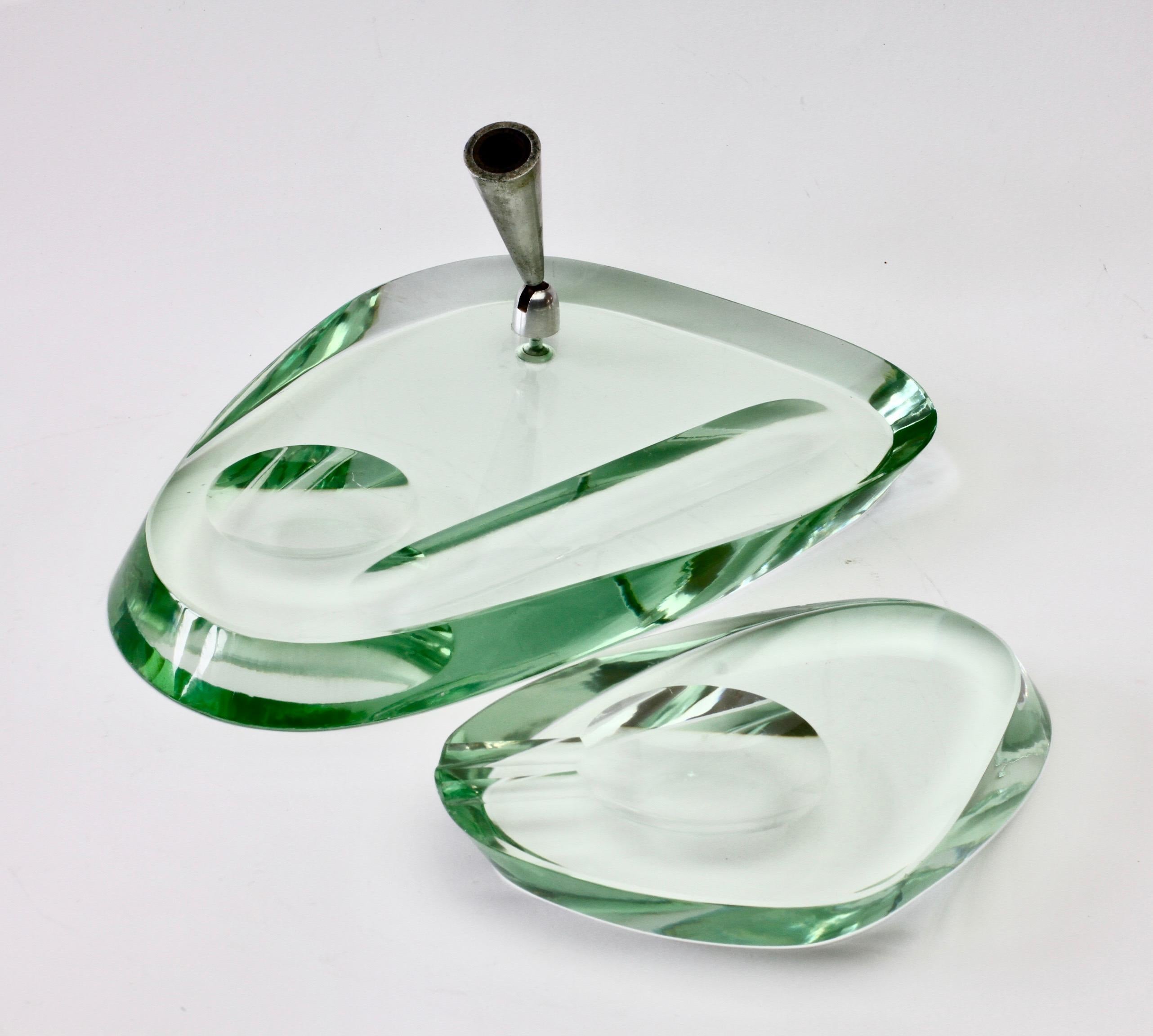 Beautiful vintage Mid-Century Modern desk set featuring an adjustable pen holder or stand with a tray and an ashtray attributed to Max Ingrand for Fontana Arte. Made in Italy, circa 1950s, of thick polished bevelled green crystal glass.

A wonderful