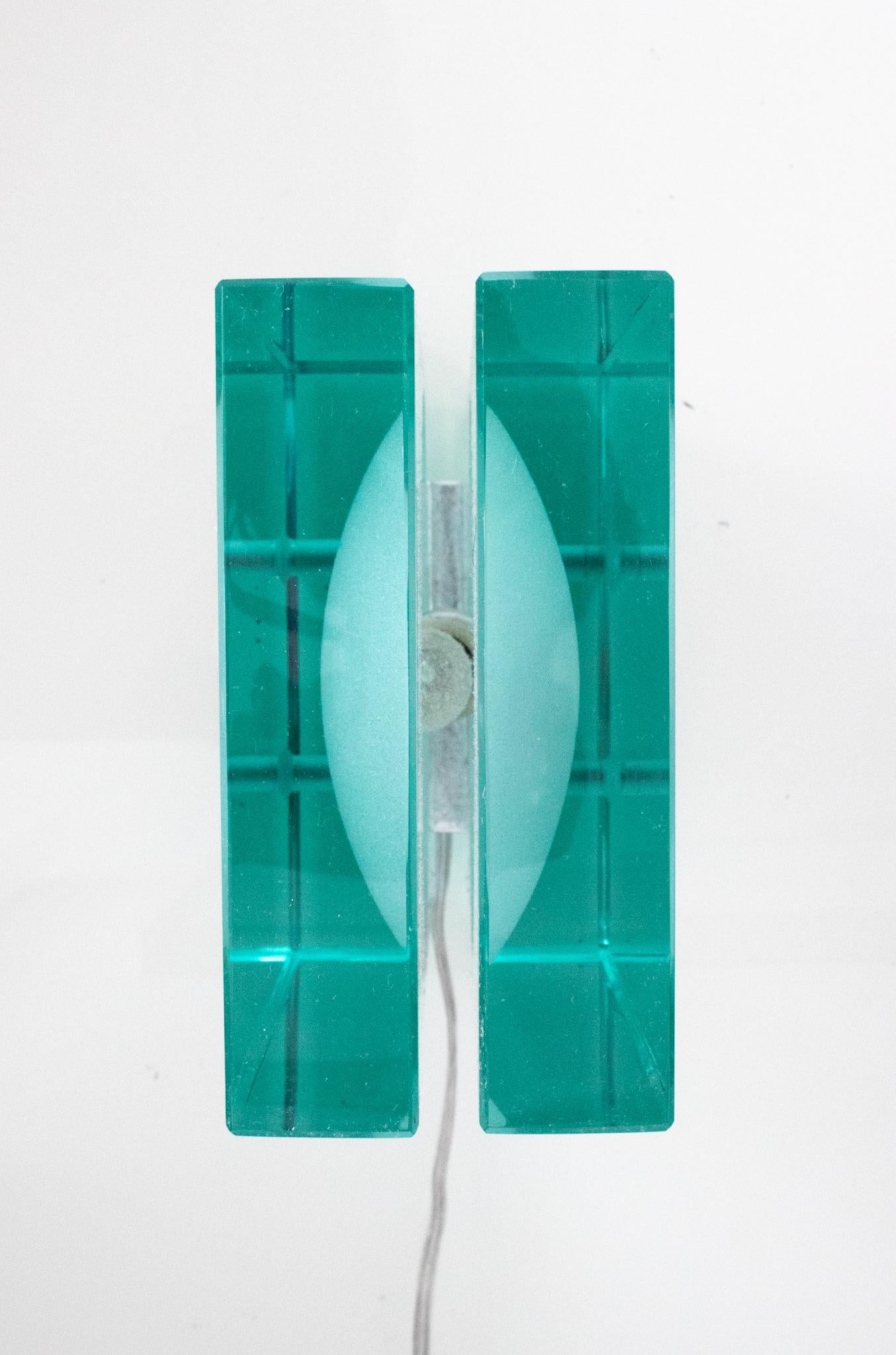 Lampe de table géométrique conçue par Fontana Arte.

Une pièce extraordinaire des arts décoratifs italiens, créée à Milan par Fontana Arte dans les années 1960. Fabriqué en verre taillé translucide et en acier nickelé. Le corps principal est composé