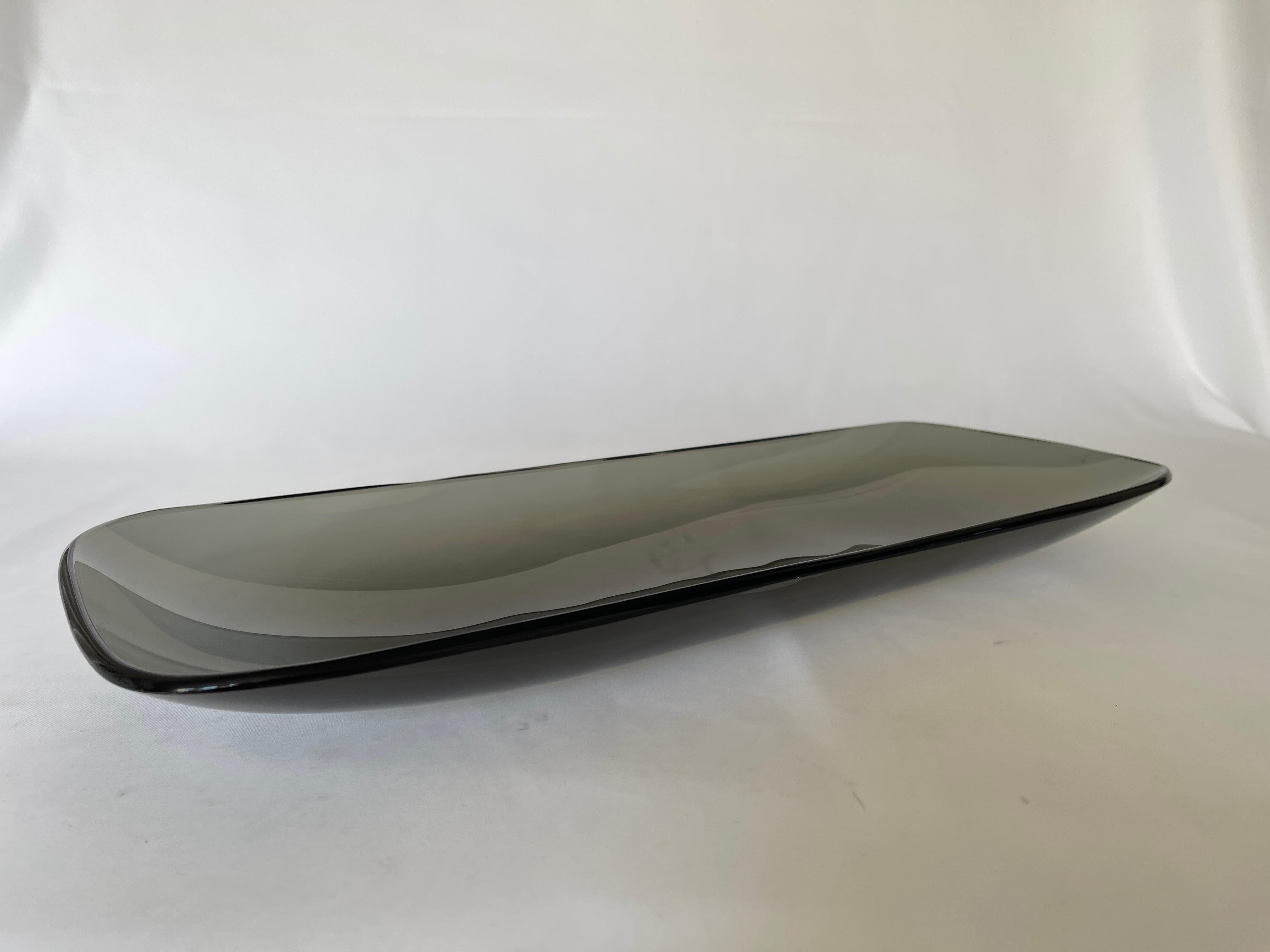 Fontana Arte 1960's Large Smoke Grey Curved Glass Centrepiece Tray For Sale 9