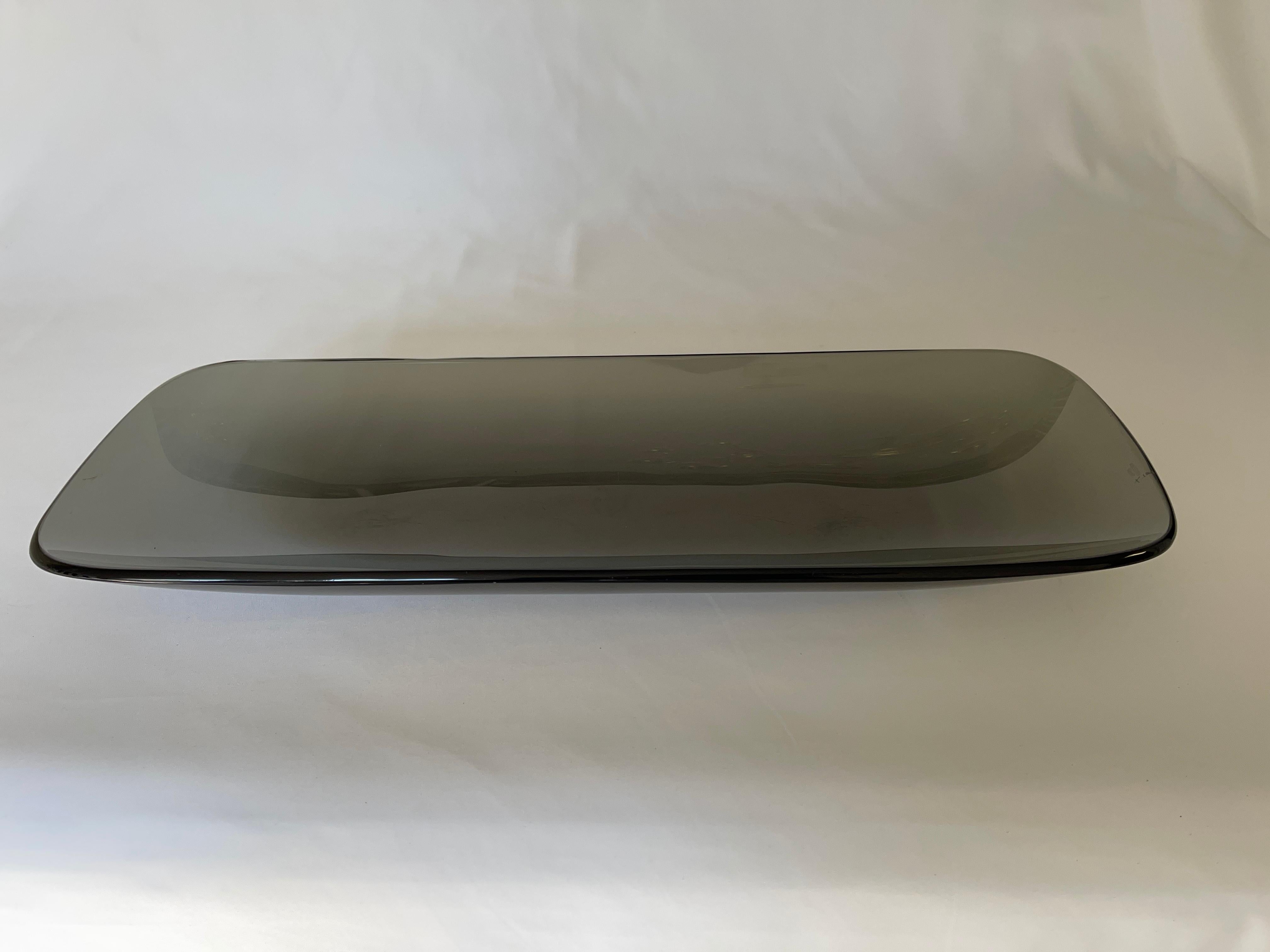 Fontana Arte 1960's Large Smoke Grey Curved Glass Centrepiece Tray In Good Condition For Sale In New York, NY