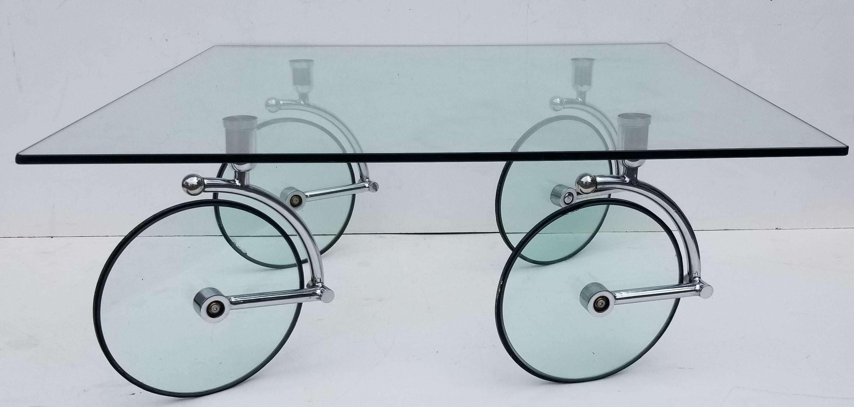 Fontana Arte 1970 midcentury glass and chrome coffee table
4 large wheels holding a large square glass top.