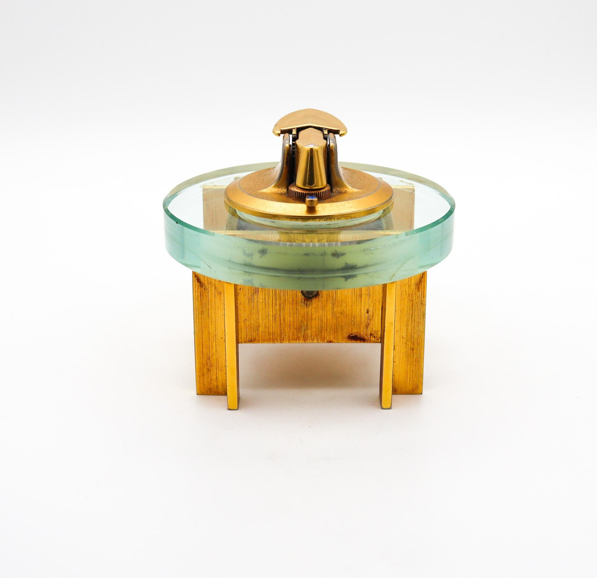 Geometric desk lighter designed by Ronson.

A very beautiful desk-lighter, designed by Ronson back in the 1970. This modernist lighter is from the Veraflame collection, created in America and Europe between the 1960 and 1970. This has been crafted